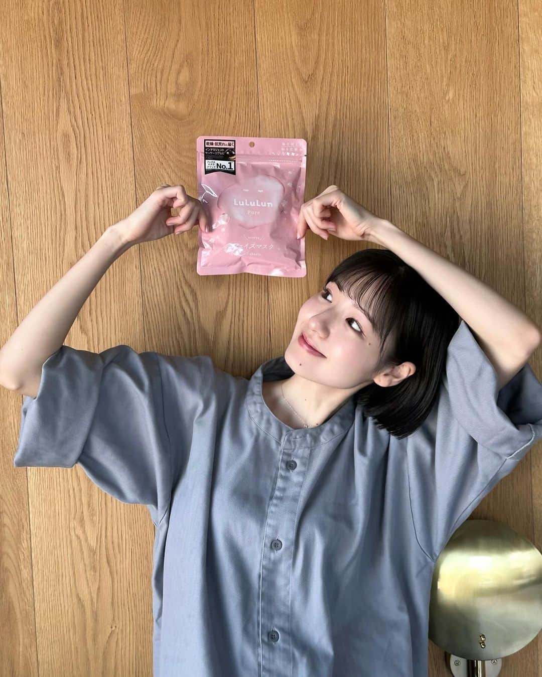 糸原美波さんのインスタグラム写真 - (糸原美波Instagram)「「化粧水の代わりに使う化粧水フェイスマスク」 ルルルンピュア エブリーズ 🧖🏻‍♀️🎀  いつも愛用しているルルルン ♡  お肌は保湿が大切なので 毎日朝夜パックをしているのですが 洗顔後や、お風呂上がりに パッと貼るだけなので楽ちん 🛁🫧  化粧水の代わりに毎日使えるパックなので その後のスキンケアはいつも通りでOK 🧏🏻  毎日使い続けてみると お肌の水分量が増えて、ハリツヤが ✨  シートもマシュマロみたいに柔らかく 伸びてくれるので 顔のパーツに合わせてピタッと貼れるところも 好きなポイント ☝🏻♡  #PR #ルルルン #化粧水フェイスマスク #パック #肌荒れを防ぐ」11月27日 20時03分 - minami_itohara