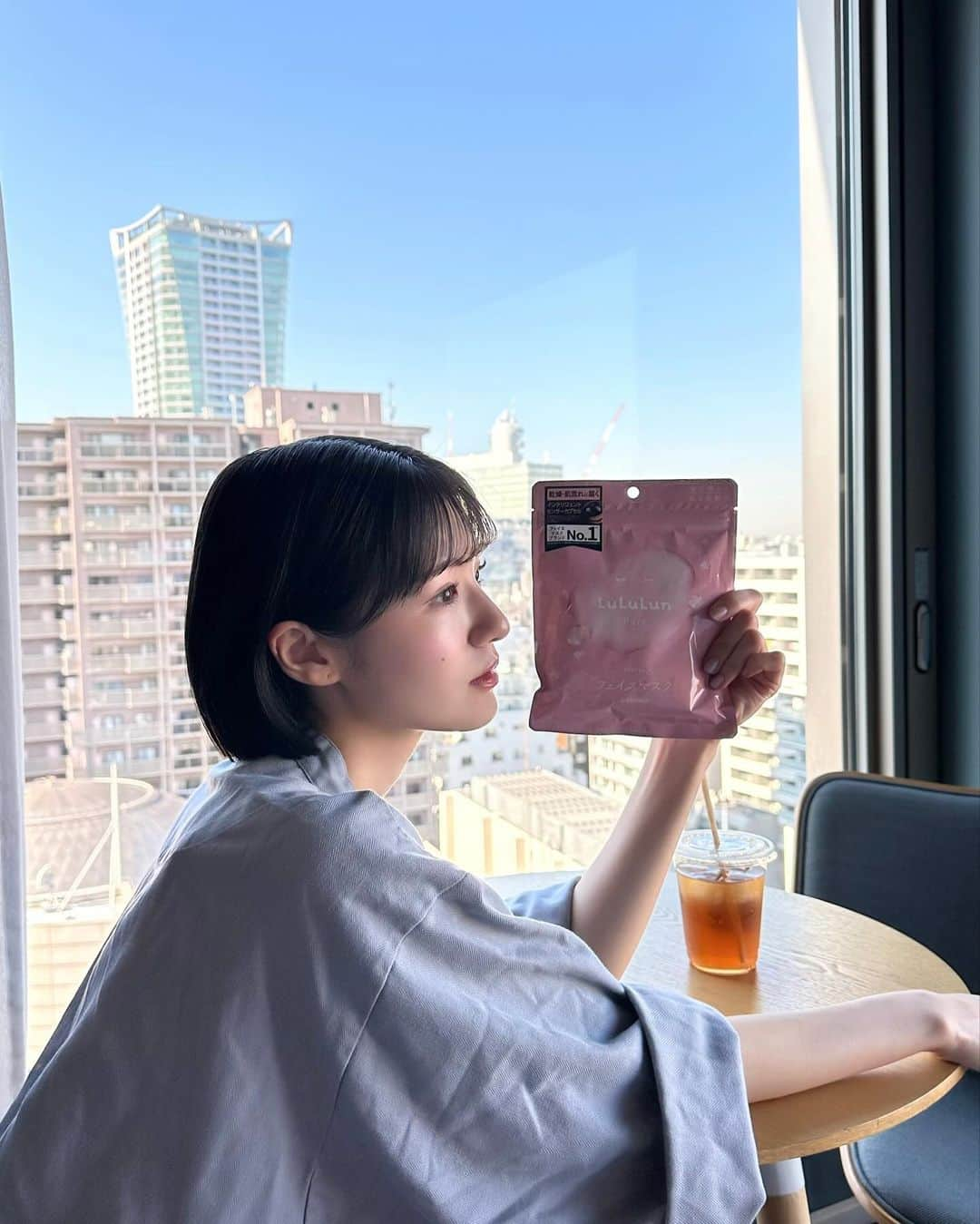 糸原美波さんのインスタグラム写真 - (糸原美波Instagram)「「化粧水の代わりに使う化粧水フェイスマスク」 ルルルンピュア エブリーズ 🧖🏻‍♀️🎀  いつも愛用しているルルルン ♡  お肌は保湿が大切なので 毎日朝夜パックをしているのですが 洗顔後や、お風呂上がりに パッと貼るだけなので楽ちん 🛁🫧  化粧水の代わりに毎日使えるパックなので その後のスキンケアはいつも通りでOK 🧏🏻  毎日使い続けてみると お肌の水分量が増えて、ハリツヤが ✨  シートもマシュマロみたいに柔らかく 伸びてくれるので 顔のパーツに合わせてピタッと貼れるところも 好きなポイント ☝🏻♡  #PR #ルルルン #化粧水フェイスマスク #パック #肌荒れを防ぐ」11月27日 20時03分 - minami_itohara