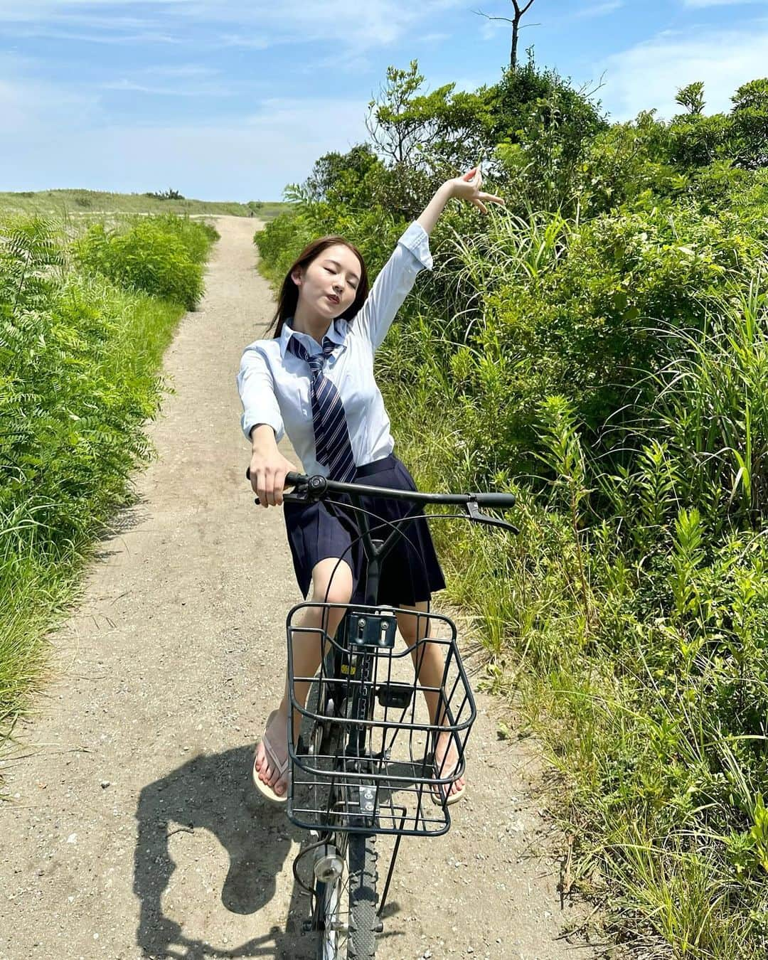 河野まひるさんのインスタグラム写真 - (河野まひるInstagram)「週プレオフショット☀️ 制服×海でThe、青春！ 高校卒業するまでにまた制服着て海行きたいな〜🫧‪  #週刊プレイボーイ#週プレ#グラビア#河野まひる#高校生#制服#青春」11月27日 20時04分 - mahiru_kouno