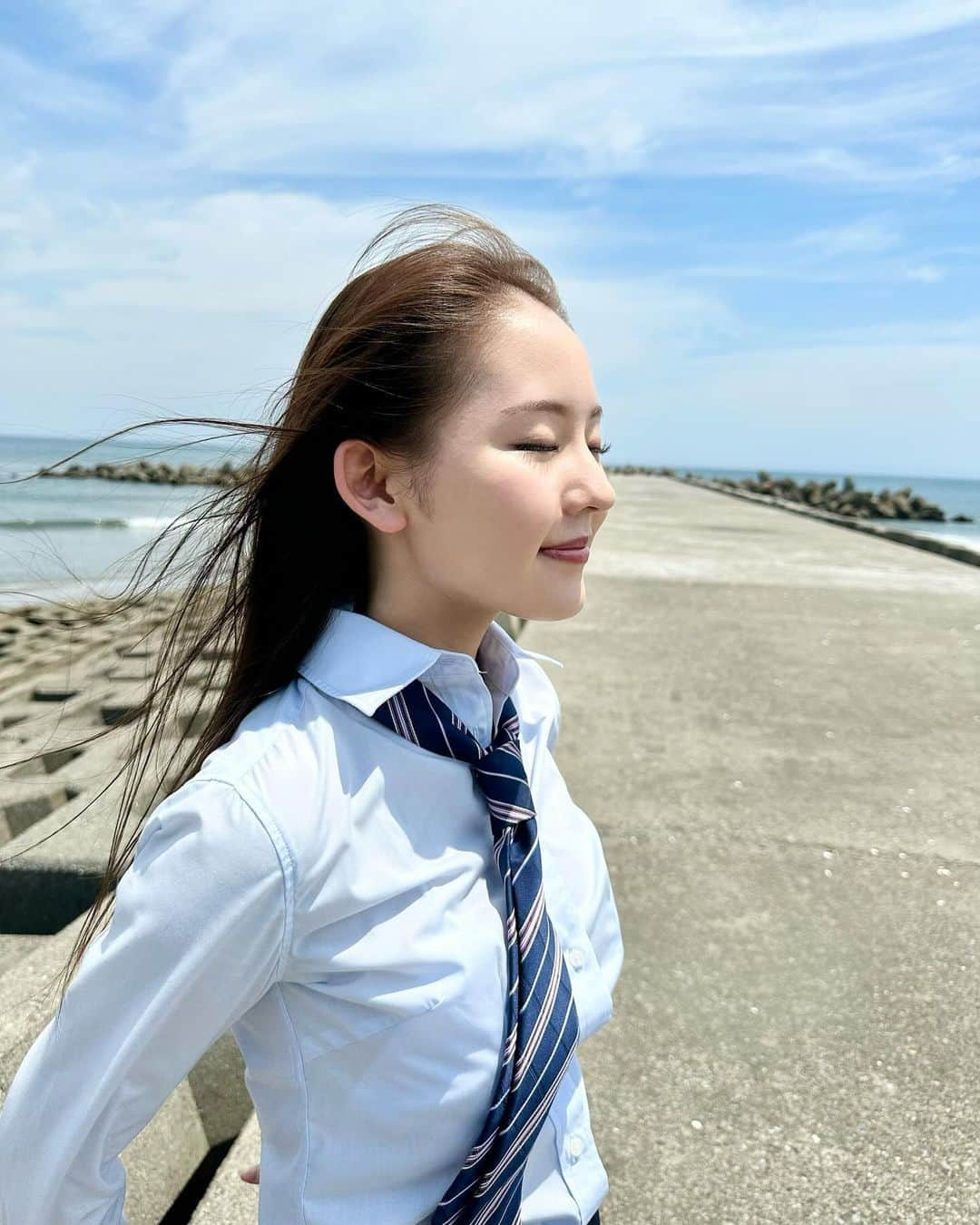 河野まひるさんのインスタグラム写真 - (河野まひるInstagram)「週プレオフショット☀️ 制服×海でThe、青春！ 高校卒業するまでにまた制服着て海行きたいな〜🫧‪  #週刊プレイボーイ#週プレ#グラビア#河野まひる#高校生#制服#青春」11月27日 20時04分 - mahiru_kouno