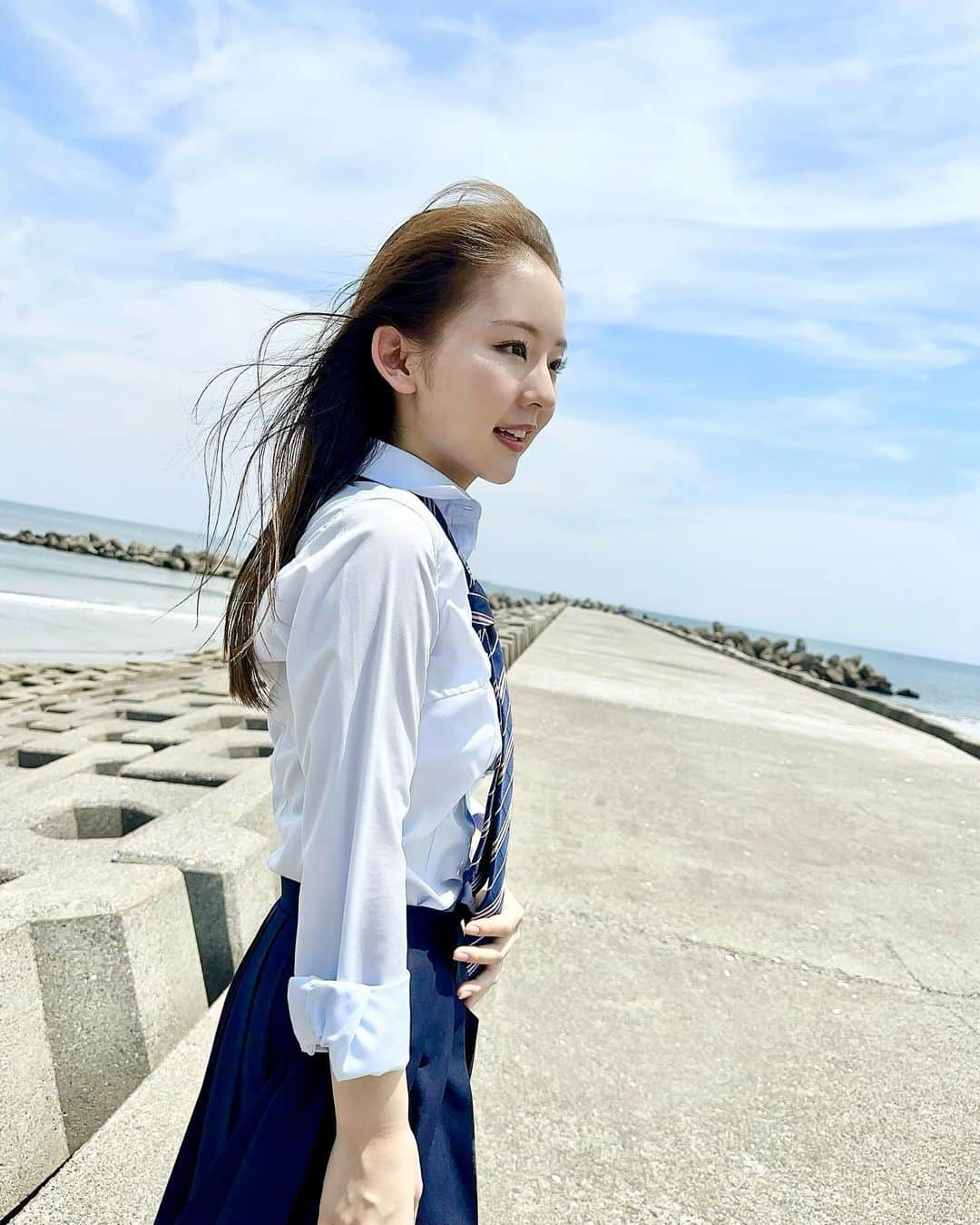 河野まひるさんのインスタグラム写真 - (河野まひるInstagram)「週プレオフショット☀️ 制服×海でThe、青春！ 高校卒業するまでにまた制服着て海行きたいな〜🫧‪  #週刊プレイボーイ#週プレ#グラビア#河野まひる#高校生#制服#青春」11月27日 20時04分 - mahiru_kouno