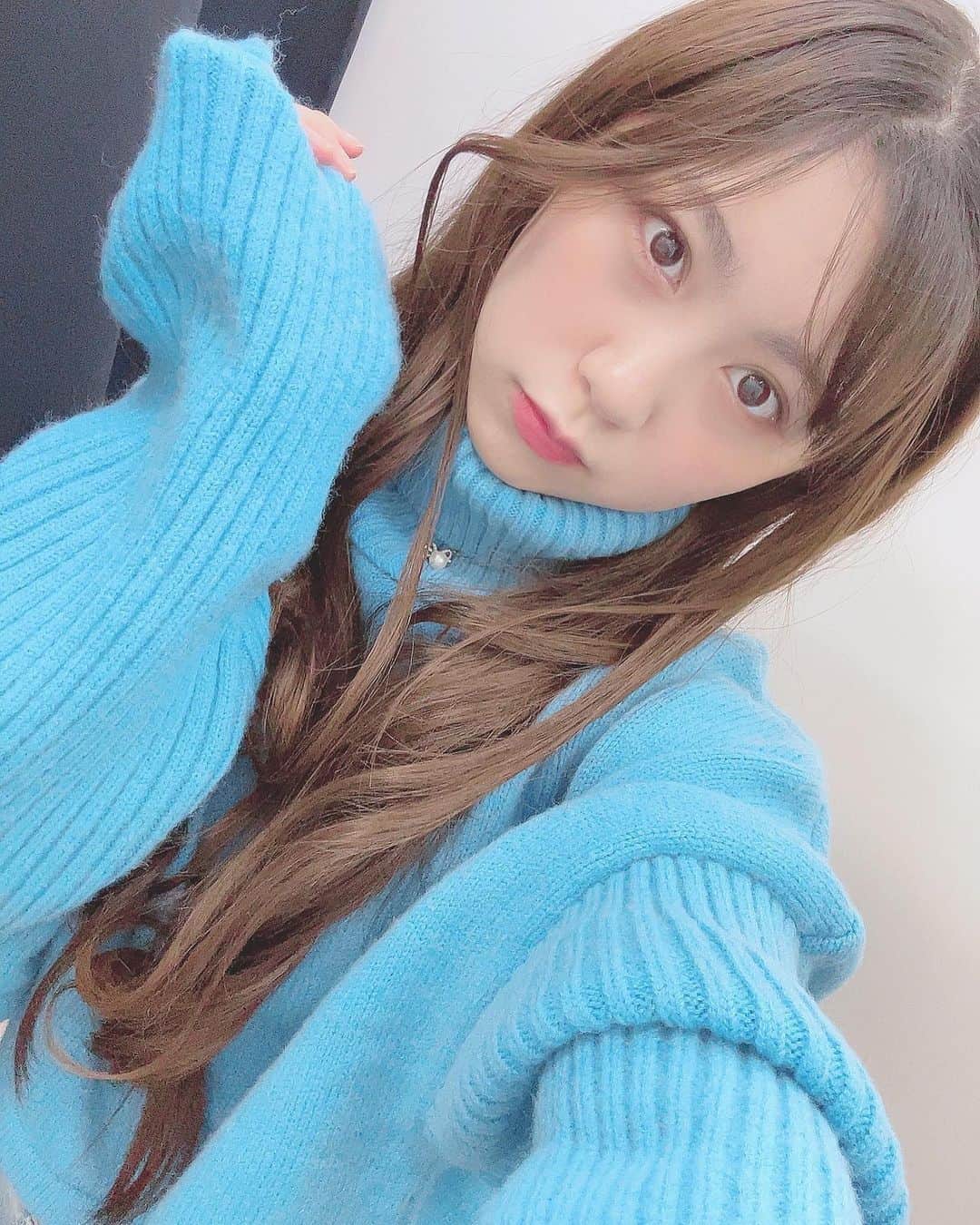 のインスタグラム：「大人っぽくない？   #BLUE  #ニット #おしゃれ #fashion  #低身長コーデ  #me #系統バラバラ系女子  #須田理夏子 #乃木坂46  #乃木坂好きな人と繋がりたい #乃木坂好きな女ヲタさんと繋がりたい #photo  #photography #followｍe  #巻き髪  #自撮り女子」