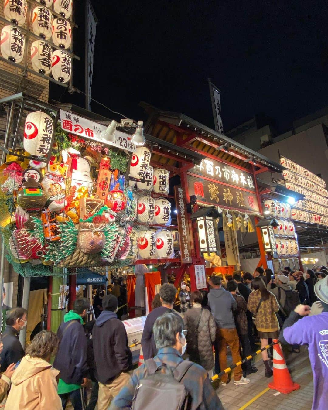 前川由希子さんのインスタグラム写真 - (前川由希子Instagram)「酉の市⛩  毎年11月の『酉の日』に行われる酉の市。 一年の無事に感謝し、来たる年の福を願う 年末の風物詩。  熊手は、まずは小さいものから。 繁盛したら翌年、また翌年と 徐々に大きくしていくんだって。 手締めしてくれるよー。 買った熊手を高く掲げながら帰りました。  たくさんお役に立てますように、と 商売繁盛を願って🙏  #酉の市  #酉の市2023  #鷲神社  #鷲神社酉の市  #おおとりさま  #熊手  #商売繁盛」11月27日 20時15分 - maekawa.yukiko