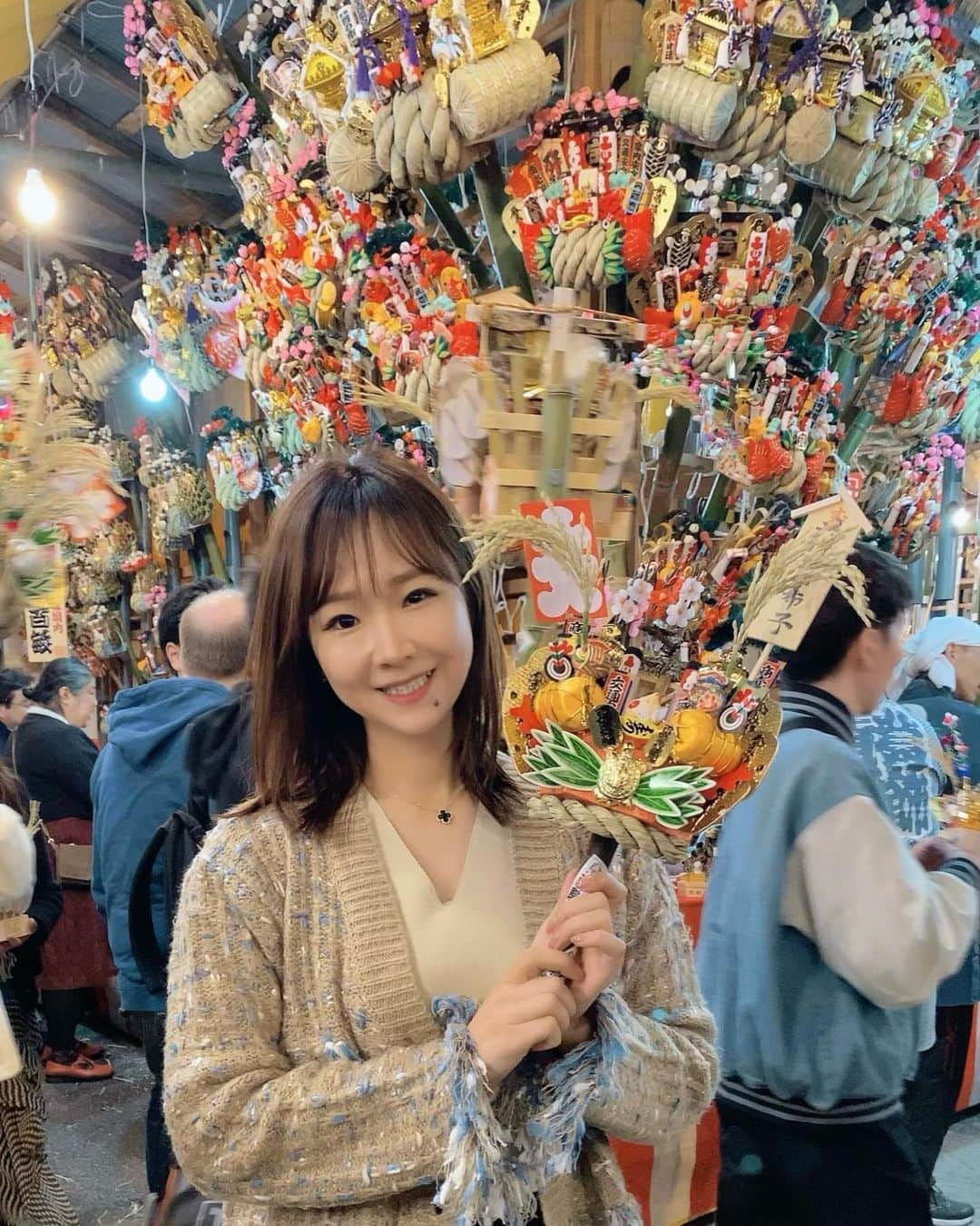 前川由希子さんのインスタグラム写真 - (前川由希子Instagram)「酉の市⛩  毎年11月の『酉の日』に行われる酉の市。 一年の無事に感謝し、来たる年の福を願う 年末の風物詩。  熊手は、まずは小さいものから。 繁盛したら翌年、また翌年と 徐々に大きくしていくんだって。 手締めしてくれるよー。 買った熊手を高く掲げながら帰りました。  たくさんお役に立てますように、と 商売繁盛を願って🙏  #酉の市  #酉の市2023  #鷲神社  #鷲神社酉の市  #おおとりさま  #熊手  #商売繁盛」11月27日 20時15分 - maekawa.yukiko