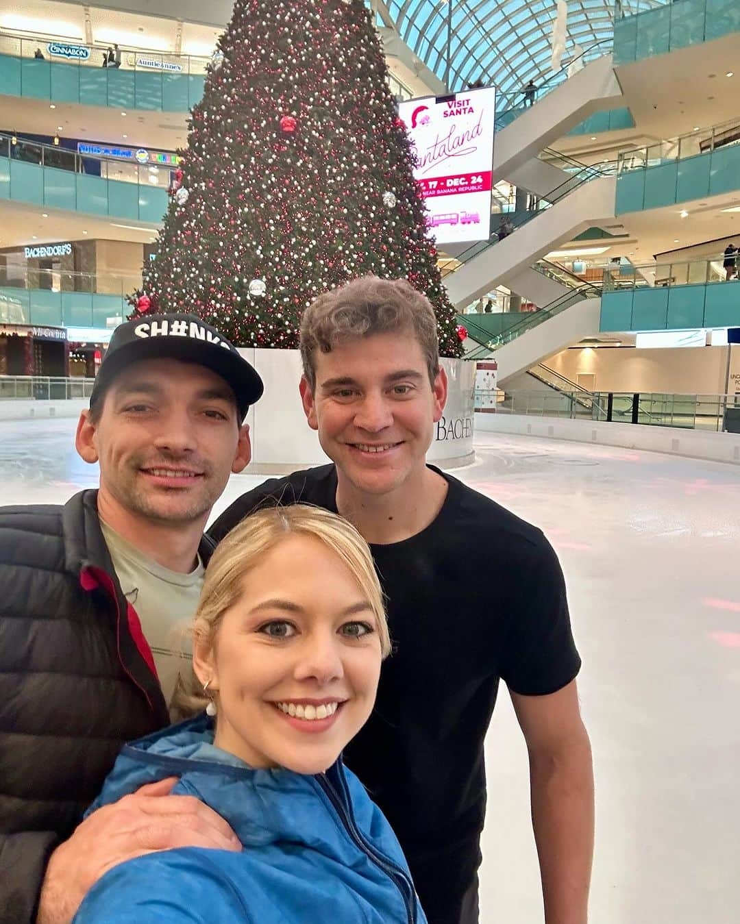 アレクサ・シメカさんのインスタグラム写真 - (アレクサ・シメカInstagram)「Galleria Dallas Ice Skating Center’s 2023 Tree Lighting Show in Dallas, Texas was a bundle of fun! Gorgeous tree, crisp ice, fantastic crowd!  And some awesome Black Friday deals! 😉  @galleriadallasiceskating」11月27日 20時15分 - alexa_knierim