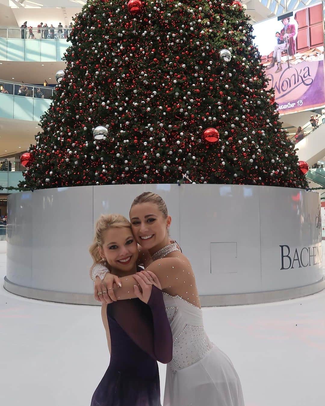 アレクサ・シメカさんのインスタグラム写真 - (アレクサ・シメカInstagram)「Galleria Dallas Ice Skating Center’s 2023 Tree Lighting Show in Dallas, Texas was a bundle of fun! Gorgeous tree, crisp ice, fantastic crowd!  And some awesome Black Friday deals! 😉  @galleriadallasiceskating」11月27日 20時15分 - alexa_knierim