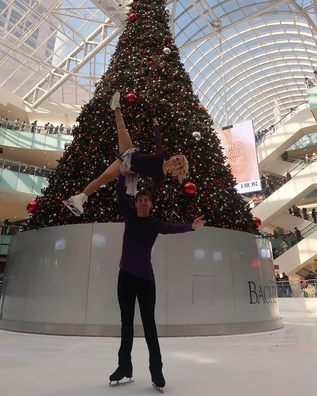 アレクサ・シメカさんのインスタグラム写真 - (アレクサ・シメカInstagram)「Galleria Dallas Ice Skating Center’s 2023 Tree Lighting Show in Dallas, Texas was a bundle of fun! Gorgeous tree, crisp ice, fantastic crowd!  And some awesome Black Friday deals! 😉  @galleriadallasiceskating」11月27日 20時15分 - alexa_knierim