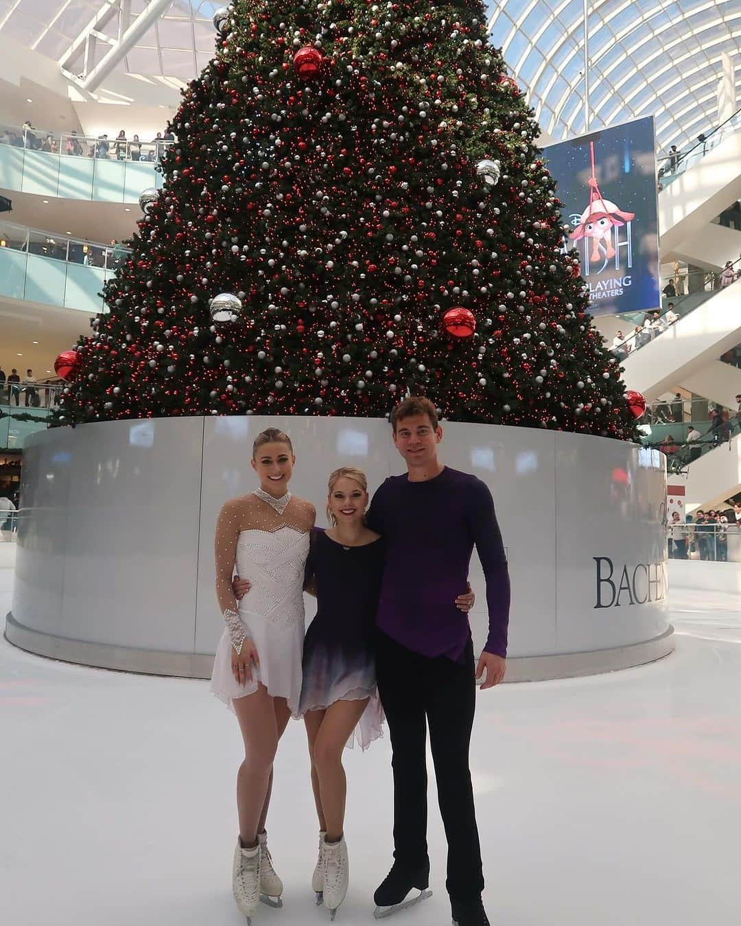 アレクサ・シメカのインスタグラム：「Galleria Dallas Ice Skating Center’s 2023 Tree Lighting Show in Dallas, Texas was a bundle of fun! Gorgeous tree, crisp ice, fantastic crowd!  And some awesome Black Friday deals! 😉  @galleriadallasiceskating」