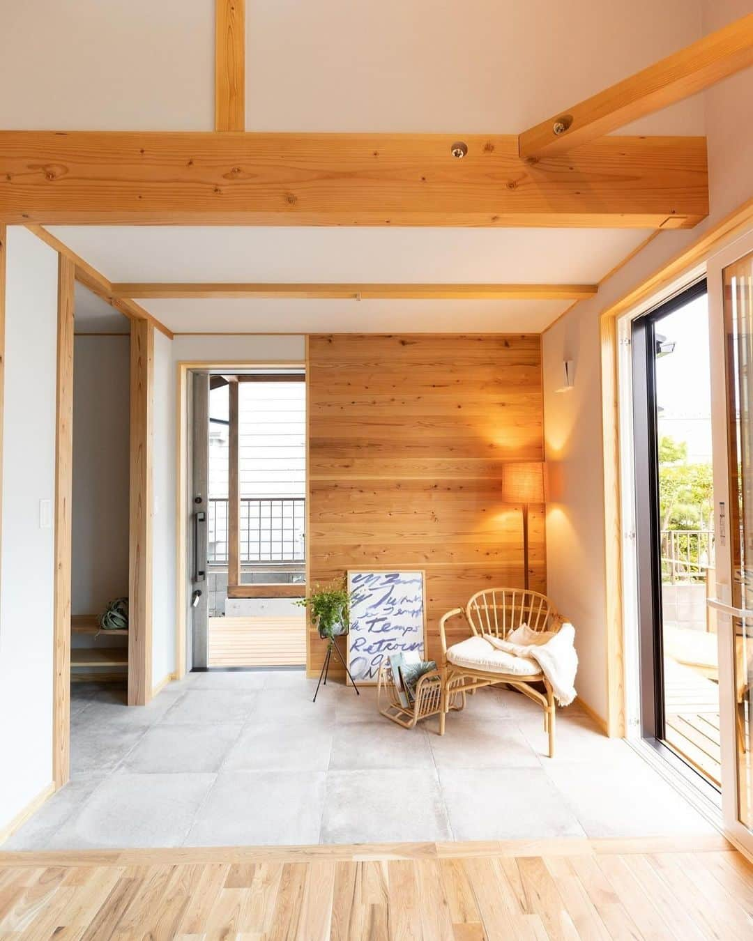 クボタ住建さんのインスタグラム写真 - (クボタ住建Instagram)「「木の家だからできること」  #クボタ住建  玄関土間をゆったりと楽しむ  趣味の自転車やアウトドア、大人も子どもも室内にいながら、気兼ねなく楽しめる場所。 ペットにも快適な居場所になりますね🐶💕  ＜クボタ住建施工＞  @kubota_jyuken  #玄関土間 #通り土間 #趣味の時間 #玄関タイル #ペットと暮らす家  #自転車のある生活  #玄関収納  クボタ住建は優しく温かい自然素材の木の家をつくります HP & more photos→@kubota_jyuken 施工事例多数掲載しております。 ホームページへもぜひ↓ https://kubotajyuken.com/  ⭐︎スタッフブログ⭐︎ https://kubotajyuken.com/blog/  #クボタ住建 #神奈川の注文住宅 #大和市#湘南の家#suumo注文住宅 #自由設計 #木の家 #無垢の家 #自然素材の家 #和モダンな家 #暮らしをつくる #暮らしを楽しむ #丁寧な暮らし#構造現し #工務店がつくる家  #工務店だからつくれる家  #工務店   クボタ住建 棟梁の自宅、随時見学受付ます。 資料請求やお問い合わせも是非。 メッセージDMでもどうぞ」11月27日 20時15分 - kubota_jyuken