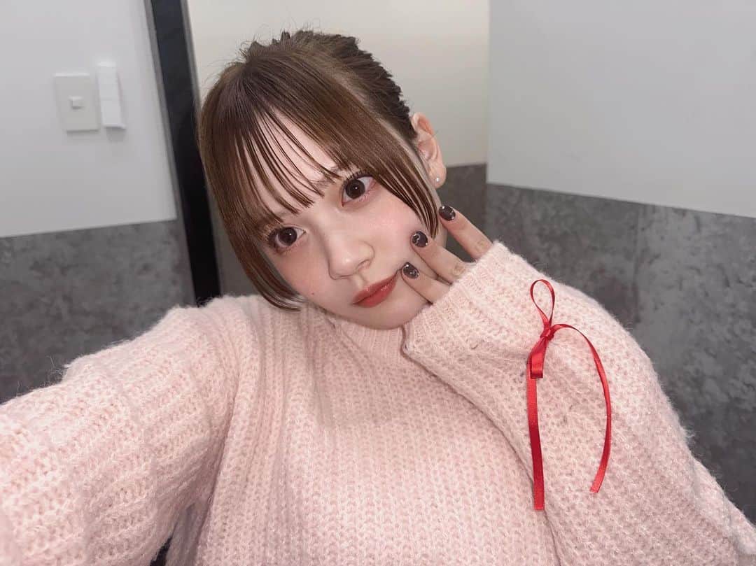 NANOKAのインスタグラム：「guで¥1500だったニットに 100均のリボンつけた😽💞  はなよさんにあげてもらったまつげ バチバチで最高です本当🫶🏻 @une_fleur_hanay @une_fleur_eyebrow   もえかさんに乳酸菌ピーリングしてもらってから 酷い肌荒れしにくくなった！ 乾燥は気になるけどカッサカサではないくらいに…👍🏻 @unelimit_moeka @unelimit_official   12月最後に駆け込まなきゃな美容系です🫶🏻  #pr」
