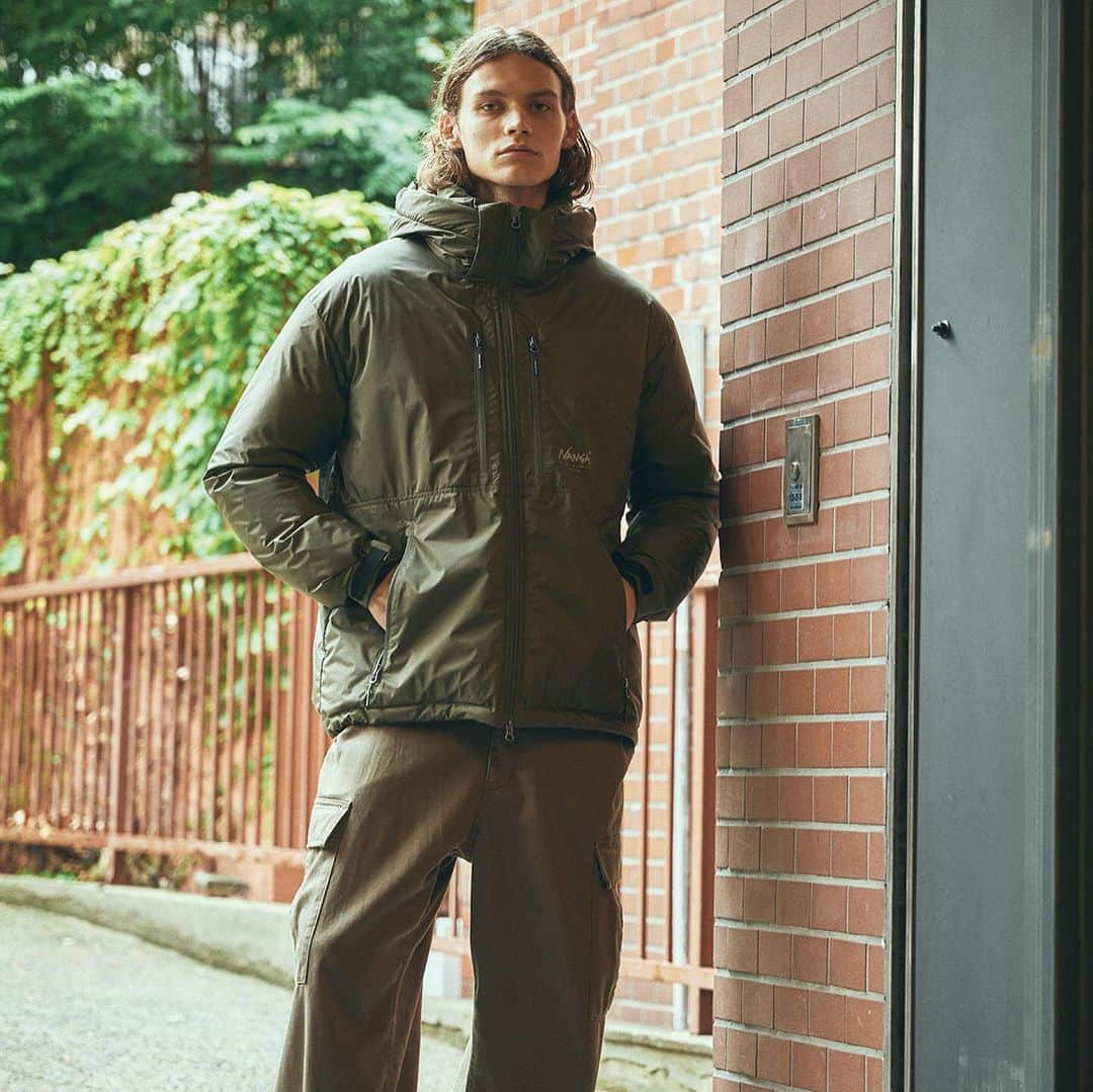 BAYFLOWさんのインスタグラム写真 - (BAYFLOWInstagram)「OUTER COLLECTION for Men  🛍️ #NANGAオーロラダウン_bf 6シーズン目を迎えたBAYFLOWとNANGAのコラボライン「NANGA Mt&Sea BAYFLOW」 今シーズンはNANGAで長年愛されている定番モデル「オーロラダウンジャケット」をBAYFLOWがアレンジ。 様々なアクティブシーンをサポートする、優れた機能性が揃います。  📍表生地には【NANGA】独自開発ファブリックの防水透湿素材『オーロラテックス(R)』を使用。 耐水圧20000mmで、雨などの侵入を防ぎます。  📍透湿性6000g/m2/24hrsのダウンを封入。 ダウン内部からの湿気を外に逃がしてくれるので、衣類内が蒸れることが少なく、ドライで快適な着心地を維持します。  📍配色で色を変えた裏地などもポイントです。(黒以外のカラー)  @nanga_official   #NANGA #ナンガ  #BAYFLOW #ベイフロー #ダウンジャケット #ダウンブルゾン #カラーアウター #軽量アウター」11月27日 20時09分 - bayflow_inc