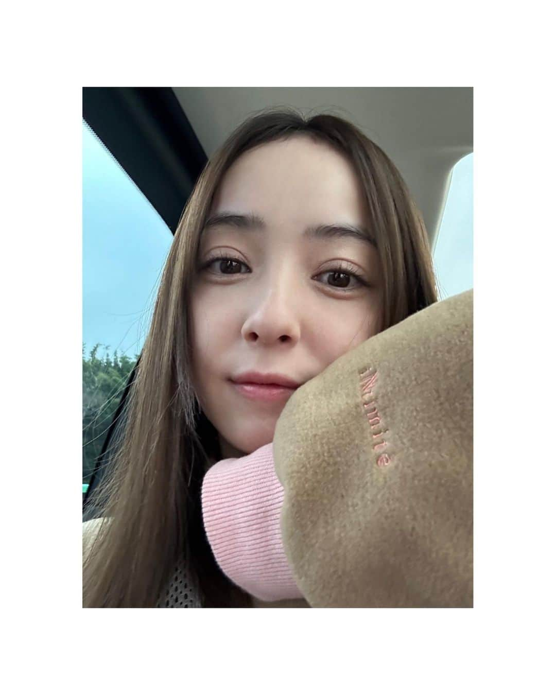 佐々木希さんのインスタグラム写真 - (佐々木希Instagram)「色の組み合わせ、お気に入り🧸🩷 寒くなってきたから、もこもこ着始めました！ iNtimitéの刺繍もいれました🪡  @intimite_onemile」11月27日 20時09分 - nozomisasaki_official