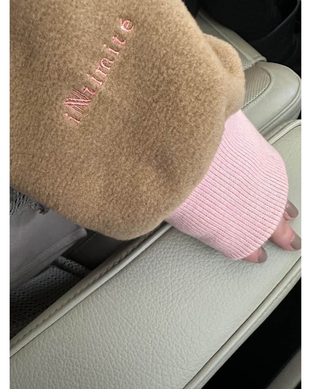 佐々木希のインスタグラム：「色の組み合わせ、お気に入り🧸🩷 寒くなってきたから、もこもこ着始めました！ iNtimitéの刺繍もいれました🪡  @intimite_onemile」
