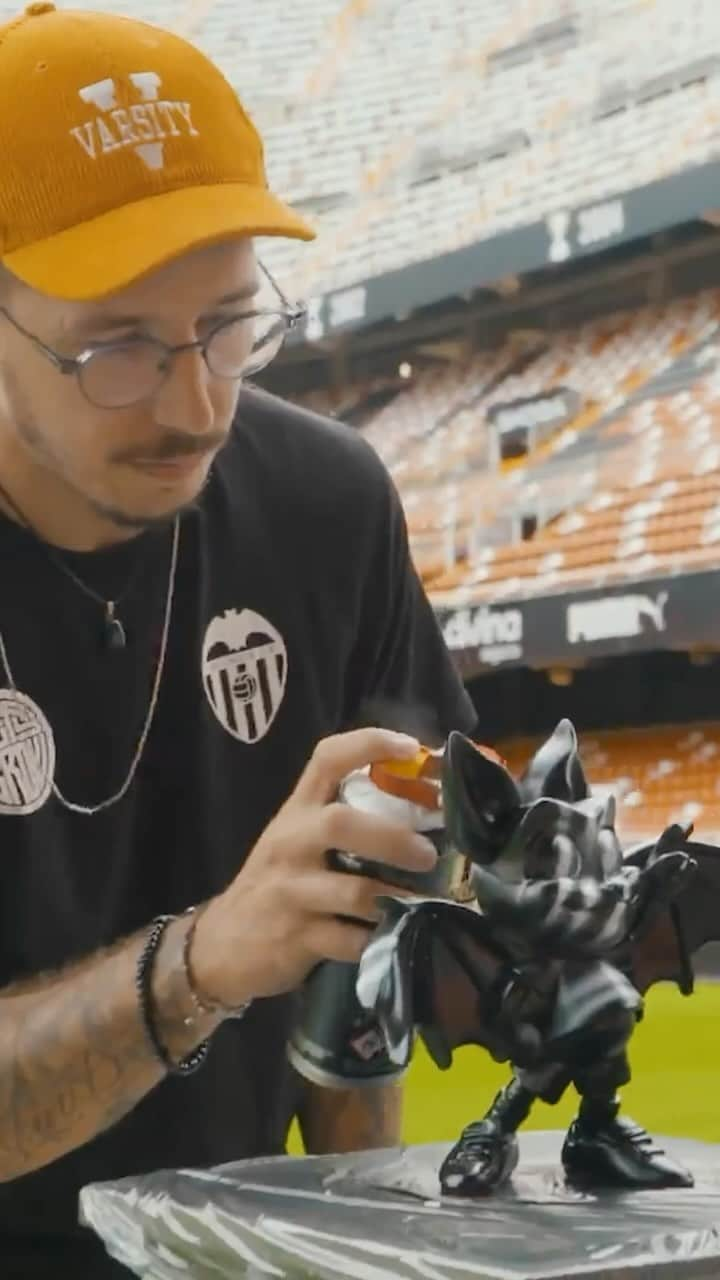 バレンシアCFのインスタグラム：「Gracias al @valenciacf , a la Fundación Valencia CF y a @pitiminisart por hacer que el Estadio de Mestalla fuera mi lugar de trabajo por un día. Amunt!  - Thanks to @valenciacf, the Valencia CF Foundation and @pitiminisart for making Mestalla Stadium my workplace for a day. Amunt!  - #valenciacf #pitiminis #estadiomestalla #mestalla #streetart #artistsoninstagram #footballart」