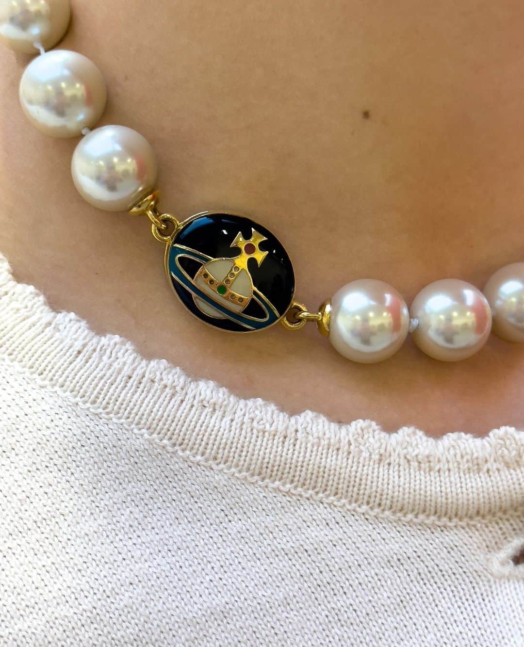 ヴィヴィアンウエストウッドのインスタグラム：「Our silver-tone Loelia necklace features a row of glass-based Swarovski pearls, complete with a hand-painted orb in the centre.⁠ ⁠ Now available online and across our boutiques.⁠ ⁠  #VWAW2324」