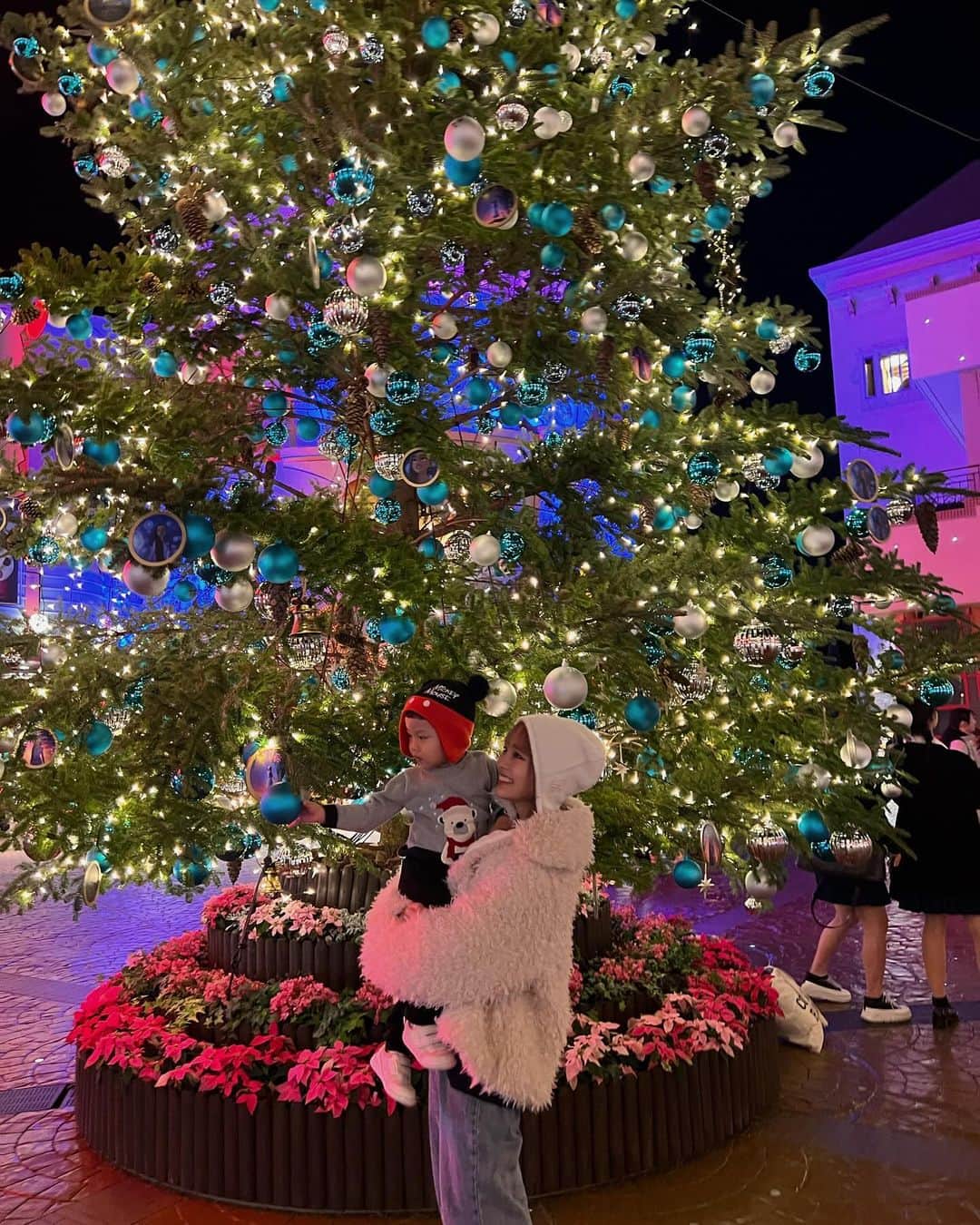 安中芙美のインスタグラム：「TOKYO trip🚃 ディズニー前日はイクスピアリで遊んでた🥂🐭 ツリーたくさん見れて嬉しいね🌲 やっとクリスマスを理解したから 今年は楽しめそうで楽しみ✨」