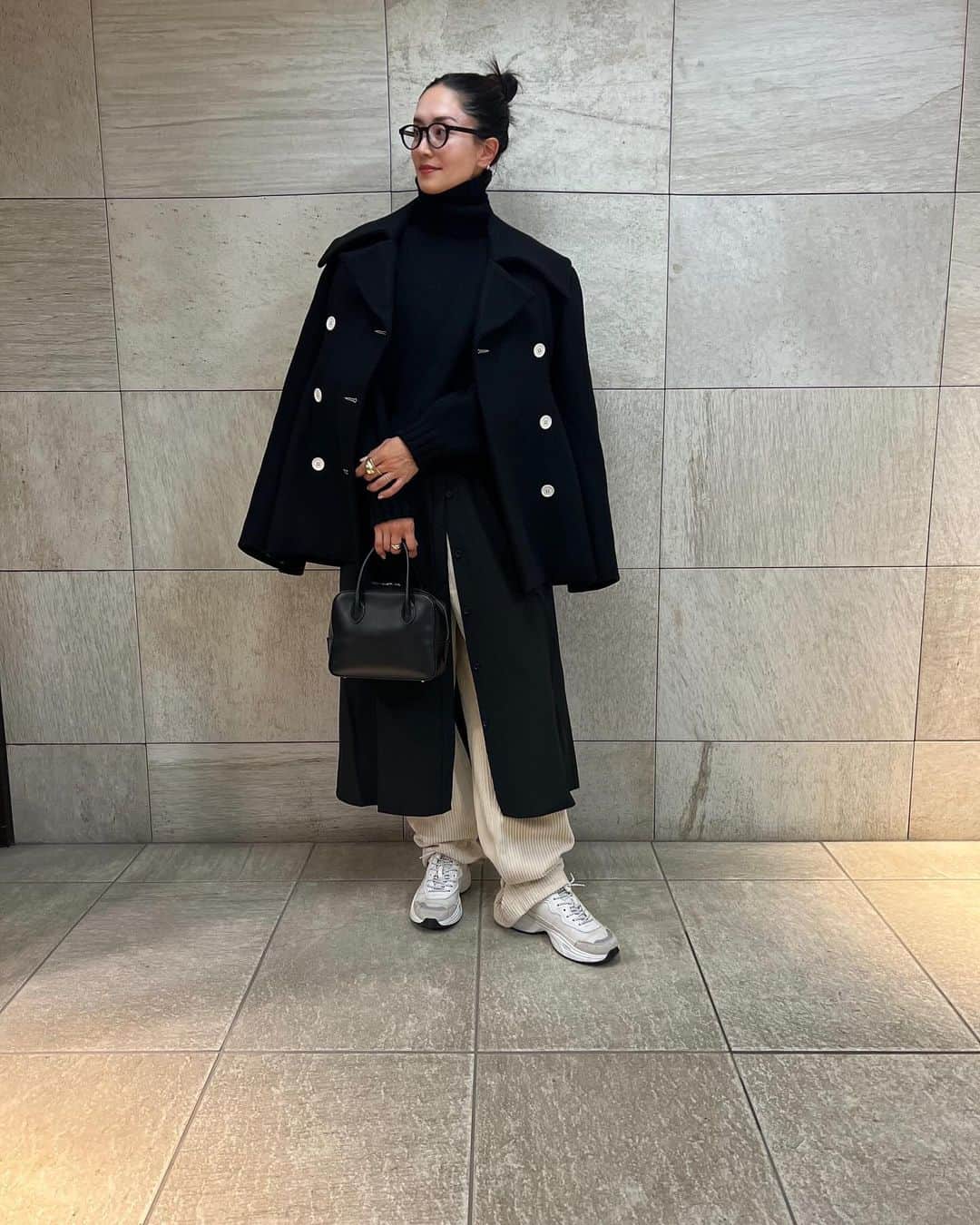 亀恭子のインスタグラム：「@dressterior_official × @kame_kyo  23fw collaboration  シャツ地ワンピースを。  寒さが増してきた最近はニットの下にレイヤード。 ワンピースは五部袖 📷/3 ※もう一色のベージュ  夏の終わりから秋の初めは軽めに着て、 秋本番〜冬にかけてはニットのinに。 （写真見えにくいですが、ブラックのローゲージニットの下に）  冬にかけても楽しめる逸品です♡  ちなみに、 合わせたのは私的・冬のマストアイテム♡ @sloane.jp のローゲージニット @teechi_official のコーデュロイパンツ  色違いで買い足すくらい、頼もしい名品。 もちろん @dressterior_official のこのコラボワンピも^^  someday's… #fashion #ootd #kkstyle #tokyo #kamescloset #shirts #dressterior × @kame_kyo #coat #ninaricci #knit #sloane #pants #teechi #bag #maisoncanau #shoes #valentino #autumn #november」
