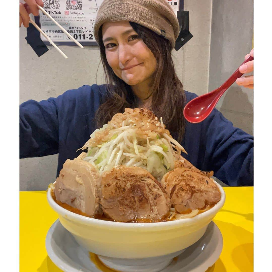 アンジェラ佐藤さんのインスタグラム写真 - (アンジェラ佐藤Instagram)「安心してください！夜ご飯はしご２軒目です！  #濃厚ラーメン天二郎市電通り店 #札幌ラーメン #札幌デカ盛り #大食い #デカ盛り ＊濃厚みそ地獄の豚増しW麺マシWをオーダー ＊うどんのようなオーシャン麺 ＊二郎系食べるの久しぶり ＊濃厚こってりだが二郎系の中ではマイルドで食べやすい ＊夜遅くまで営業してて駐車場あるの嬉しい #北海道式拉麵 #ヒンナヒンナ」11月27日 20時13分 - angela_satou