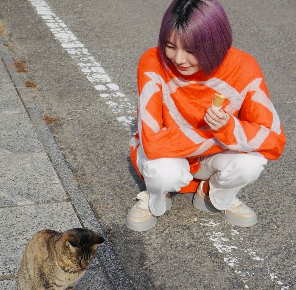 黒木渚さんのインスタグラム写真 - (黒木渚Instagram)「小さい頃、家で動物が飼いたくて飼いたくて震えていた私。  五体投地の勢いで親に懇願した結果『フンをしない動物なら飼っても良い』と言われた。  『そんなもんマリモくらいしか飼えんやろ！！』  と嘆いたことも今となっては懐かしい。  あの頃の私に言いたい。  マリモは動物じゃなくて植物な。  🟢🟢🟢🟢🟢🟢🟢(マリモ通ります)🟢🟢🟢  #FMひゅうが 開局10周年記念 黒木渚  フリーワンマンライブ  1000名様を無料ご招待！  12月3日(日)  宮崎県日向市文化交流センター 開場17時　開演18時  無料申込先※事前申込が必須です https://tiget.net/events/265525」11月27日 20時13分 - nagisa_kuroki