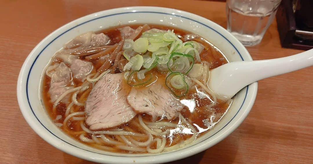 越中睦士のインスタグラム：「打ち合わせ帰りに行った 共楽美味しかった🍜  #ワンタン麺 #共楽 #銀座 #ラーメン」