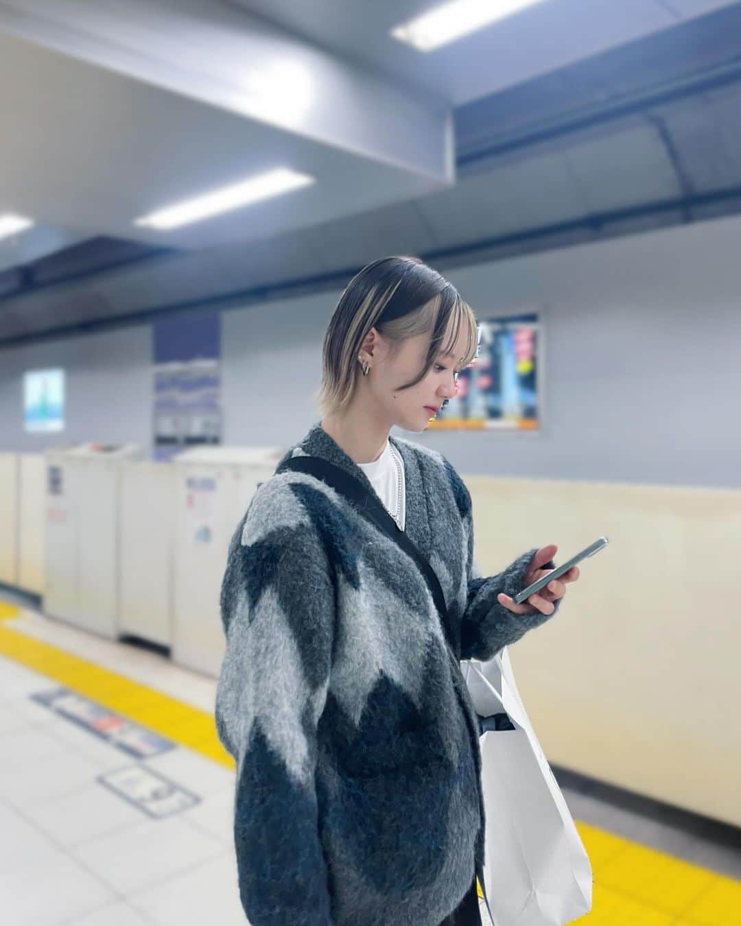 河野奈々帆のインスタグラム：「・ ⁡ 最近寒かったり暖かかったりどっちやねん😵‍💫 ⁡ ⁡ #ootd #freaksstore」