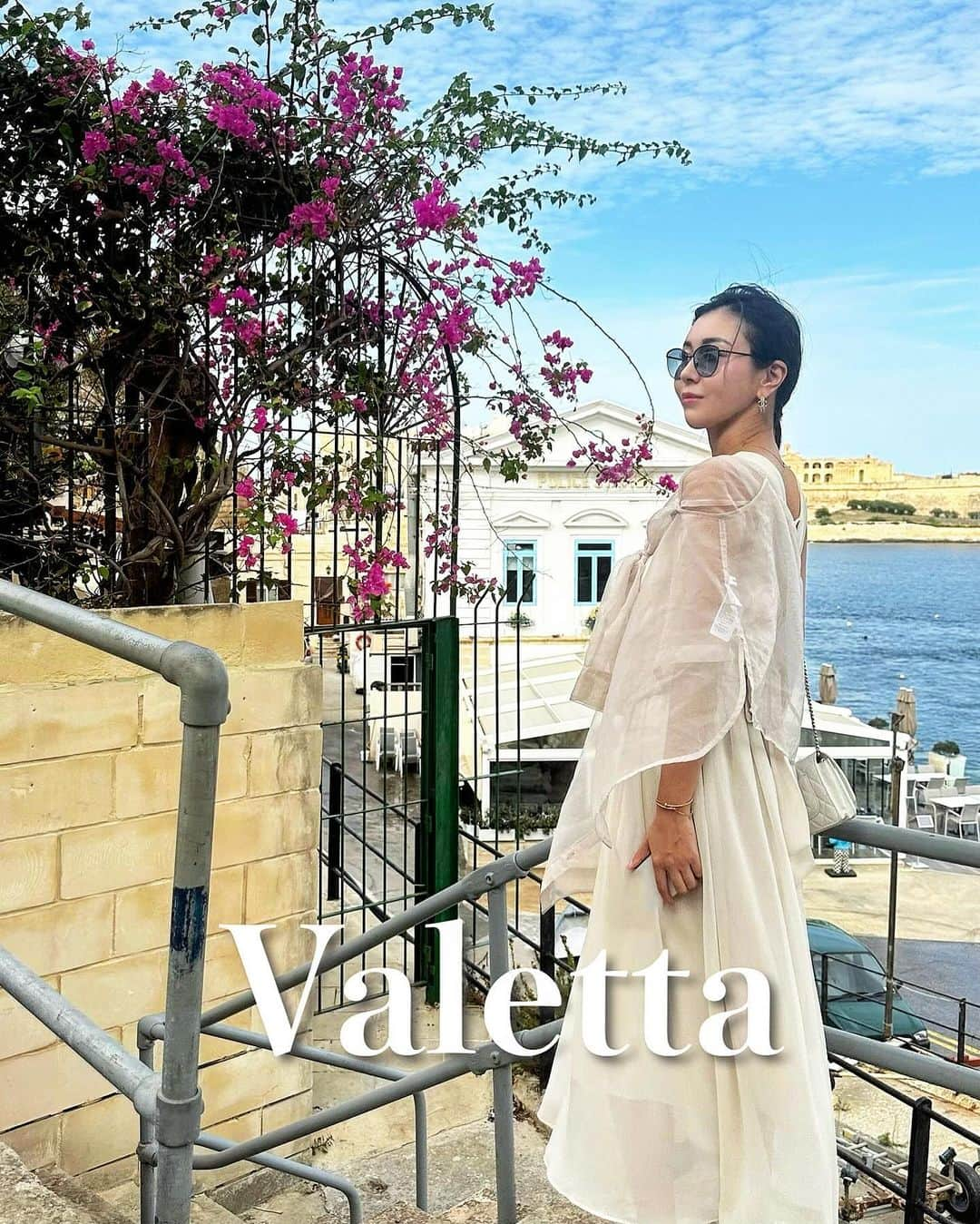 若尾綾香のインスタグラム：「*.⋆📍Malta/Valetta マルタの首都バレッタ🇲🇹 フェリー⛴️で渡ることもできるし タクシーやバスでも行ける。 バスは2EURで一度乗ると 2時間以内無料でどこにでも行けるよ！  どこもかしこも映えスポット！ 映画のコンフィデンスマンやジュラシックパーク グラディエーターなどのロケ地にもなってるよ！  4枚目 📍#TRIBEMalta ここのピスタチオクロワッサン🥐 美味しかった！  5枚目 📍#AmorinoGelatoValletta バレッタで有名なジェラート🍨 バラのジェラートかわいい🌹 もちろん美味しい！  8枚目 📍#CaffeCordina シャンデリアが映えるcカフェ！ バレッタの真ん中付近にあるよ。  9枚目 📍#シエージュベルウォーメモリアル  10枚目 📍#SaintJohnsCathedralMuseum 日本語のイヤホンガイドもあるので詳しく学べる。 豪華絢爛な聖ヨハネ大聖堂に付属する 小礼拝堂が美術館になってるよ！  #マルタ留学#語学留学#ヨーロッパ#マルタ#映画ロケ地 #留学生活 #留学#ヨーロッパ留学#マルタ散策#マルタ観光 #バレッタ#バレッタ観光#フェリー #europe #englishschool#beach #georgesbay #Malta#Valetta#Maltacafe#gelato#Maltagelato #」