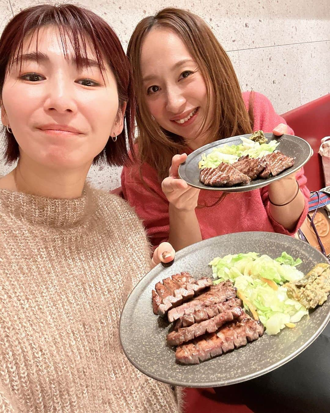 大友愛さんのインスタグラム写真 - (大友愛Instagram)「先日の名取の帰りは 牛タンをのぶさんにご馳走していただきました🙏😋 #ごちそうさまでした #食べ物に感謝🙏  仙台に住んでいた時は食べた事なかったけど 肉厚でおいしー牛タン！ そして、麦飯にとろろ、白菜のお新香がこれまた最高ッ  朝から大騒ぎなふたりは くりこま高原、名取、仙台を大満喫して東京へ戻りました🚅 ちなみに帰りの🚅も疲れて寝るわけでもなく ずーーーーっと喋ってたょ😂w  また一緒に🚅乗れるといいなッ💕💕 降りる時間にアラーム⏰必須🤣  @mariochiai5714  #真理と愛 #落合真理 #バレー教室 #新幹線シリーズ #遅刻は絶対ダメ #申し訳ございません  バレー教室の お声がけ待ってます🏐 真理と愛🚅💨でしっかり向かわせていただきます🙏💕」11月27日 20時19分 - ai_dayooon