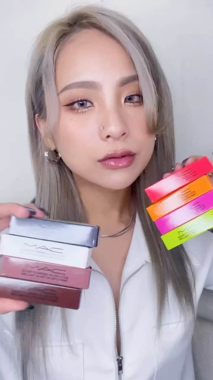 M·A·C Cosmetics Hong Kongのインスタグラム：「🖤M‧A‧C BLACK FRIDAY 限時優惠推介🖤：#豐盈水潤護唇膏💋 超涼感潤唇膏輕鬆打造爆水嘟嘟唇😍 Y2K熱潮必備嘅#豐盈水潤護唇膏，玩味色調 x 光亮妝效 混合薑根、辣椒精華、薄荷醇成分，帶來清涼感兼微豐唇效果，spicy又juicy!  8大色號： 🤍CLEAR 透明色 💚LIKE SQUIRT 青檸色 💗AMPED 蜜粉色 🧡HAZARD 橘黃色 ♥️HEAT SENSOR 亮橘色 💛SIMULATION 淡裸色 🤎LOWER CUT 可可色 🖤JET 酷黑色  🖤M‧A‧C BLACK FRIDAY 限時購物驚喜 ⚡️【22-29/11 門市獨享*】全店任選所有妝品 買3️⃣享4️⃣ (贈送產品為最低價格產品)！ ⚡️【21-29/11 官網限定*】全店任選2件妝品，即享7折；購物滿$1,080，更額外獲贈 170粉底掃 (價值: $390)！ 立即把握機會，入手心水妝品迎接節日派對！   *優惠受條款及細則約束。  Product featured: Squirt Plumping Gloss Stick 豐盈水潤護唇膏 - HK$200 #MACSquirtPlumpingGloss  #MACHongKong #Regram from @lena_chen98  🖤M‧A‧C Black Friday Shopping Guide 🖤：Squirt Plumping Gloss Stick💋 Get that voluptuous glow from the It-gloss you love! These oh-so-tingly (and so non-sticky!) shades glide on vibrant and melt down neutral for a nourished, polished, plumped-up pout, thanks to the Ginger root oil, capsicum extract and menthol crystals⚡️  8 ON-TREND shades: 🤍CLEAR  💚LIKE SQUIRT  💗AMPED  🧡HAZARD  ♥️HEAT SENSOR  💛SIMULATION  🤎LOWER CUT  🖤JET   🖤M‧A‧C Black Friday Limited Offers ⚡️[22-29/11 In-stores Exclusive*] Buy 3 Get 4, the lowest-priced product will be FREE! ⚡️[21-29/11 Online Exclusive*] Shop any 2 products and get 30% OFF; received an extra 170 Foundation Brush for FREE (Value: $390) upon $1,080 purchase. Shop with the best offers and get all you need from M‧A‧C!  *Terms and conditions apply.」