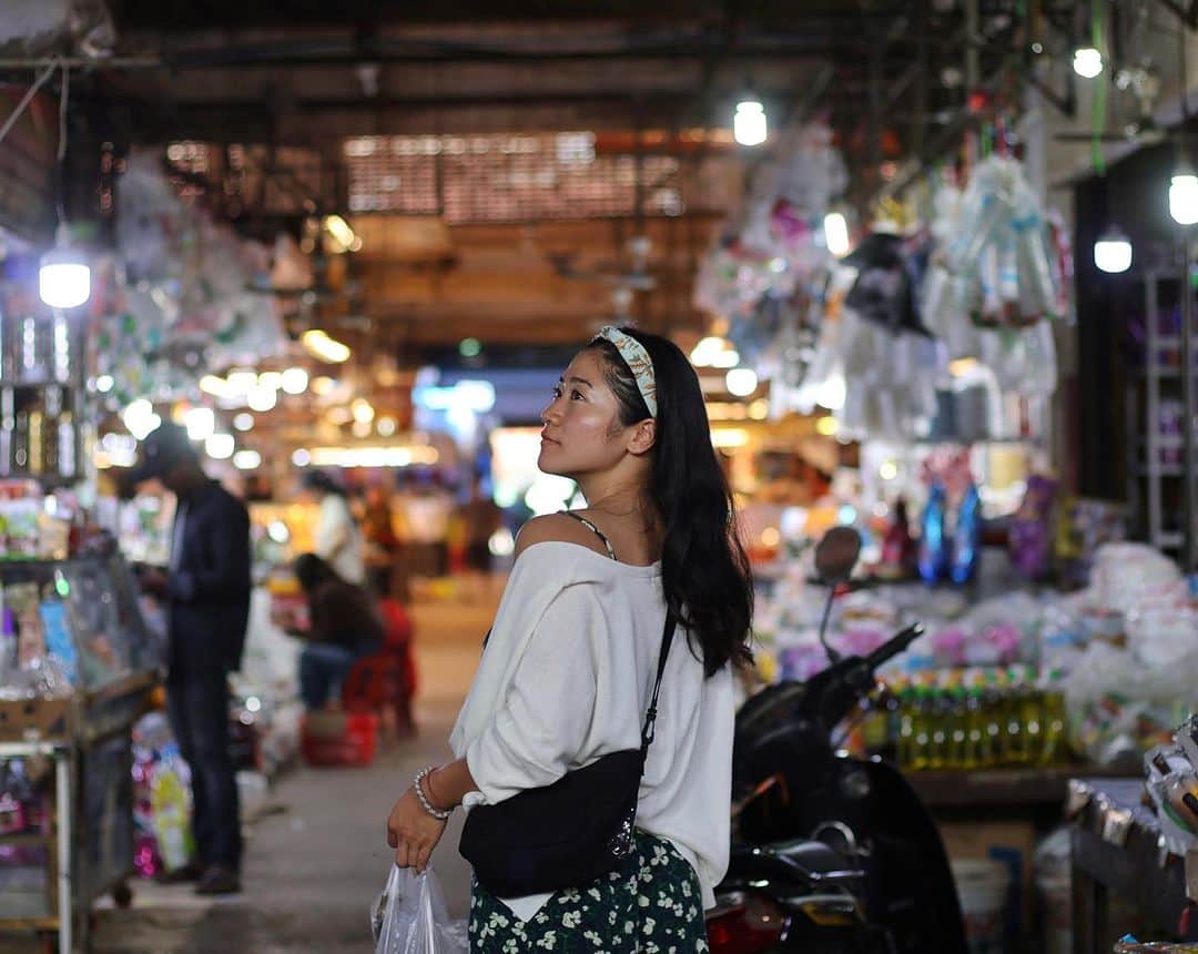 大野南香のインスタグラム：「* Field trip to cambodia  無事コペンハーゲンに戻ってきたよ〜！ コペンハーゲンまでの空港動画をまとめる前に すっごく時間経っちゃったけど 今年の9月に東大の先生に同行していった 食文化調査inカンボジアの旅！ 初めてのカンボジアで 雨季だったからこそ人も多過ぎず、暑過ぎず。 水上で生活する人たちの生活様式やいろんな発酵調味料も 発見できて なんとも良い旅だった。 日本に帰国して1週間後の旅だったから 行くべきか迷う部分もあったけど 行ってよかったなって120%感じた日々だった😊 料理教室参加できたおかげで 地元の人たちが日常的に使ってる調味料について学べて その土地の食文化への理解が深まった！☺️  Through back to field trip to cambodia in September! I'm already back in copenhagen and it was 2 months ago, but wanted to share this fruitful trip here. I still had my long hair back then 😁  The objective was to see those who live on the water (lake) during rainy season and to research fermented condiments, especially fish paste (like miso in japan but with fish). but it turned out full of discoveries and surprises!  I feel very fortunate to have experienced the local living and food there.   #everydayhappy � ☺︎ #cambodia #siemreap」