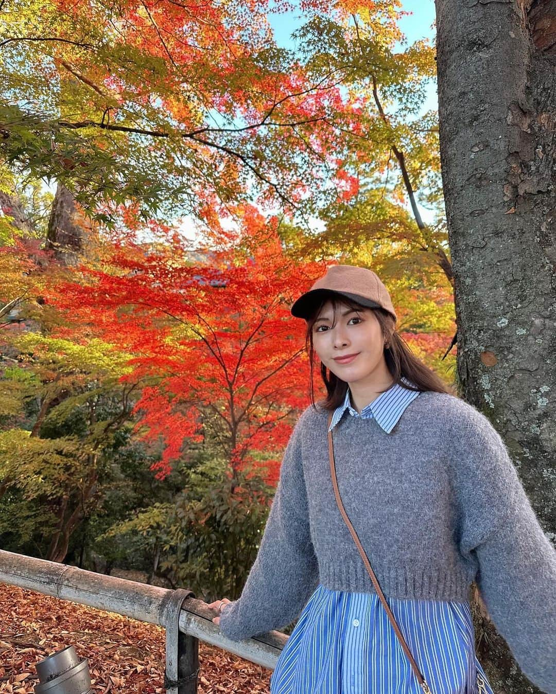 Yuika Matsuさんのインスタグラム写真 - (Yuika MatsuInstagram)「紅葉🍁 　 京都へ紅葉を見にいこーーう！ 毎年恒例の行事となってるので行ってきた🚃 　 今がちょうど見頃らしく、 人もめちゃくちゃ多い🫨 　 金閣寺に本当は行きたかったんだけど 時間が間に合わなくて今回は断念… また来年リベンジしよ❤️ 　 　 購入したものはすぐに着たい派なので←わかる？w 先日のフリマでゲットした帽子に 届いたばかりの @shein_japan ニット 合わせたら可愛かったの✌️ 　 　 ニット▷ @sheinofficial @shein_japan  シャツ▷ @zara  パンツ▷ @_few_official      #紅葉狩り #京都紅葉 #京都 #紅葉🍁 #京都観光 #shein購入品」11月27日 20時20分 - yuika00802