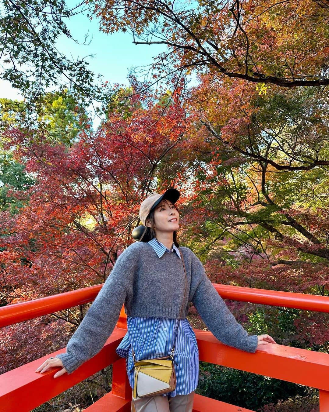 Yuika Matsuさんのインスタグラム写真 - (Yuika MatsuInstagram)「紅葉🍁 　 京都へ紅葉を見にいこーーう！ 毎年恒例の行事となってるので行ってきた🚃 　 今がちょうど見頃らしく、 人もめちゃくちゃ多い🫨 　 金閣寺に本当は行きたかったんだけど 時間が間に合わなくて今回は断念… また来年リベンジしよ❤️ 　 　 購入したものはすぐに着たい派なので←わかる？w 先日のフリマでゲットした帽子に 届いたばかりの @shein_japan ニット 合わせたら可愛かったの✌️ 　 　 ニット▷ @sheinofficial @shein_japan  シャツ▷ @zara  パンツ▷ @_few_official      #紅葉狩り #京都紅葉 #京都 #紅葉🍁 #京都観光 #shein購入品」11月27日 20時20分 - yuika00802