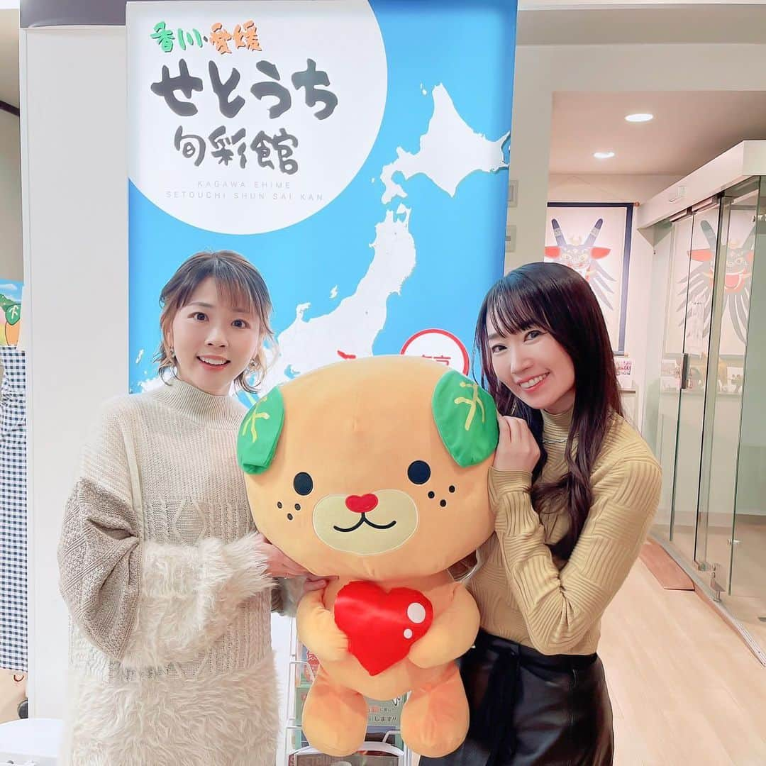 水樹奈々さんのインスタグラム写真 - (水樹奈々Instagram)「じゃこ天完売🤣‼️  昨日放送の水樹奈々スマイルギャングで、「香川・愛媛せとうち旬彩館」にお邪魔しましたっ😆✨ スマギャン帯気分というコーナーでのリポーターに挑戦企画でお邪魔させていただいたのですが、久しぶりのロケ❗️しかも愛媛と香川の名産品がズラリ‼️ということで、目がキラッキラになってしまった私と美里🤣 リポーターというより、ただのテンション爆上がりのお客さん状態でした😅 ロケ終了後には、1階でお土産をどっさり購入し（笑）、2階のレストランでチームスマギャン久しぶりの宴会も♪ 浜松町（文化放送）から1番近い愛媛で、とても楽しい時間を過ごさせていただきました💖 次は、放送1200回もしくは1234回のタイミングで、ぜひみんなで愛媛に行けると良いなぁ😍💓  #水樹奈々」11月27日 20時21分 - nanamizuki_nm7