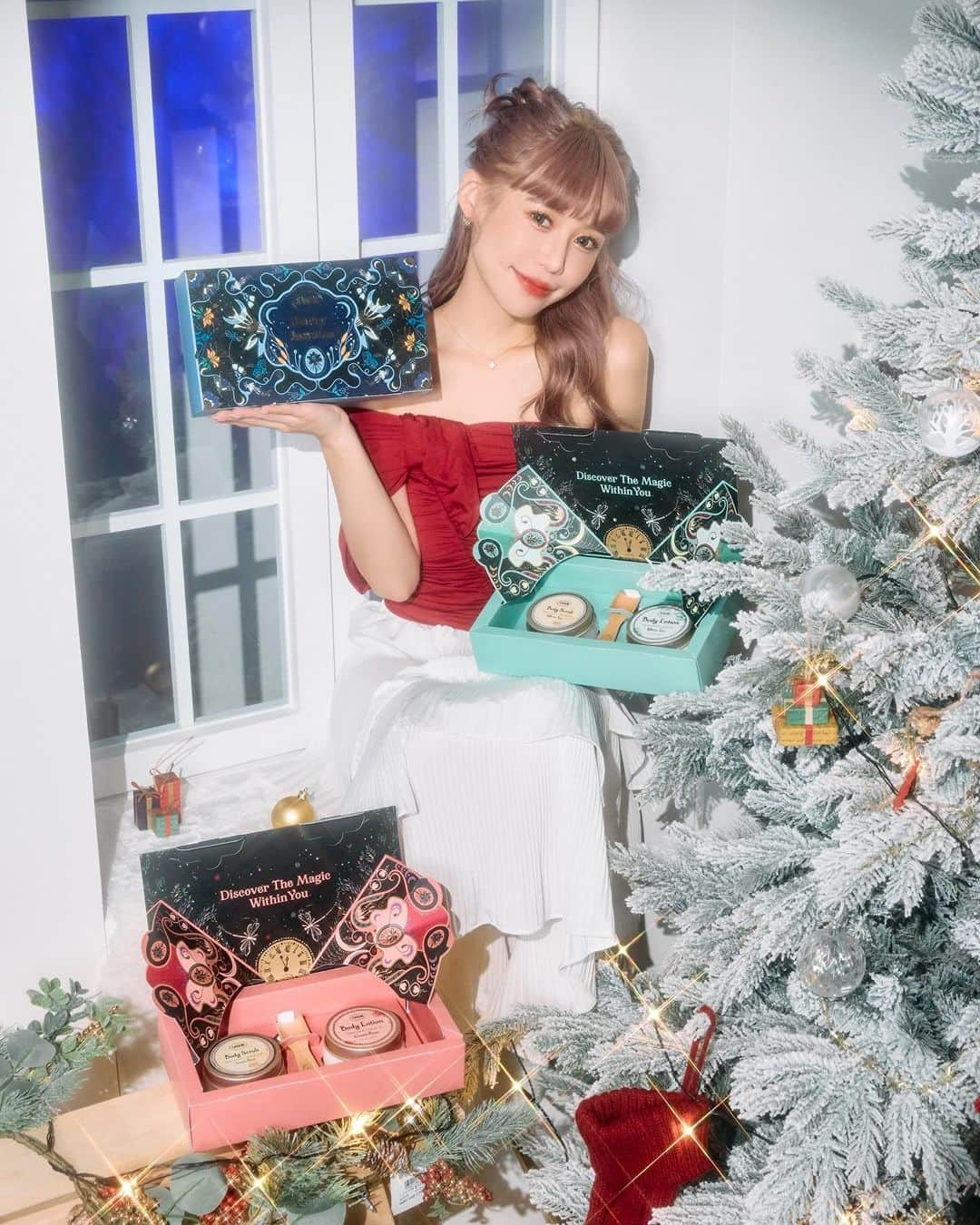 紀卜心のインスタグラム：「一年一度的聖誕節交換禮物又來啦🎄🎁 每年這時候禮物真的都想破頭 很怕送到朋友不喜歡的 但是！！今年小卜幫你們想好了零失誤的交換禮物！   應該很多人跟我一樣 每次交換禮物 都會比較想抽到自己的吧😆 這次推薦大家我平常就愛用的SABON 他們的身體磨砂跟保養 都能洗去我一整天的疲憊！香氣整個療癒了我🥹   重點！這次SABON限量系列 星熠幻境  真的太夢幻太美🌃 整個設計好像讓人走入潘朵拉星球 是很深邃華麗的霓虹夜光世界 拿出來送禮真的誠意滿分   禮盒除了有SABON經典的香氣白茶、茉莉、綠玫瑰等等 限量的聖誕香氣也非常迷人 以夜仙子＆聖誕紅＆月光花 三朵神秘的夜間花朵為核心 花香與麝香揉合出溫暖中帶點清新感   🎁如果你們交換禮物金額是1000元 那“好入手禮盒”千萬別錯過！ ✨沐浴磨砂禮盒（沐浴油＋身體磨砂膏） ✨沐浴保養禮盒（沐浴油＋身體乳液） 沒用過沐浴油的人一定要用看看 尤其是冬天洗完熱水澡容易乾燥肌膚不止被滋潤還充滿療癒的花香喲   🎁如果金額是2000元 ✨“磨砂保養禮盒” 肯定是首選 光限定版星熠幻境的包裝就贏好啦 打開有充滿驚喜的立體紙雕卡片 還有身體磨砂膏＋身體乳液＋木匙 三個香味讓你選 茉莉花語＆以色列綠玫瑰＆白茶 去角質完真的會直接愛上自己那滑嫩估溜的肌膚👶🏻   重點每次洗完SABON浴室跟房間都會充滿療癒的花香，有誰會不愛呢🧏🏻‍♀️   限量終究是殘酷的～ 快趁聖誕節把這限量組合各買兩組起來 交換禮物+自用 一次滿足✨   @sabontaiwan #sabontaiwan #Metimesabontime #SABON星熠幻境 #聖誕禮物 #交換禮物」