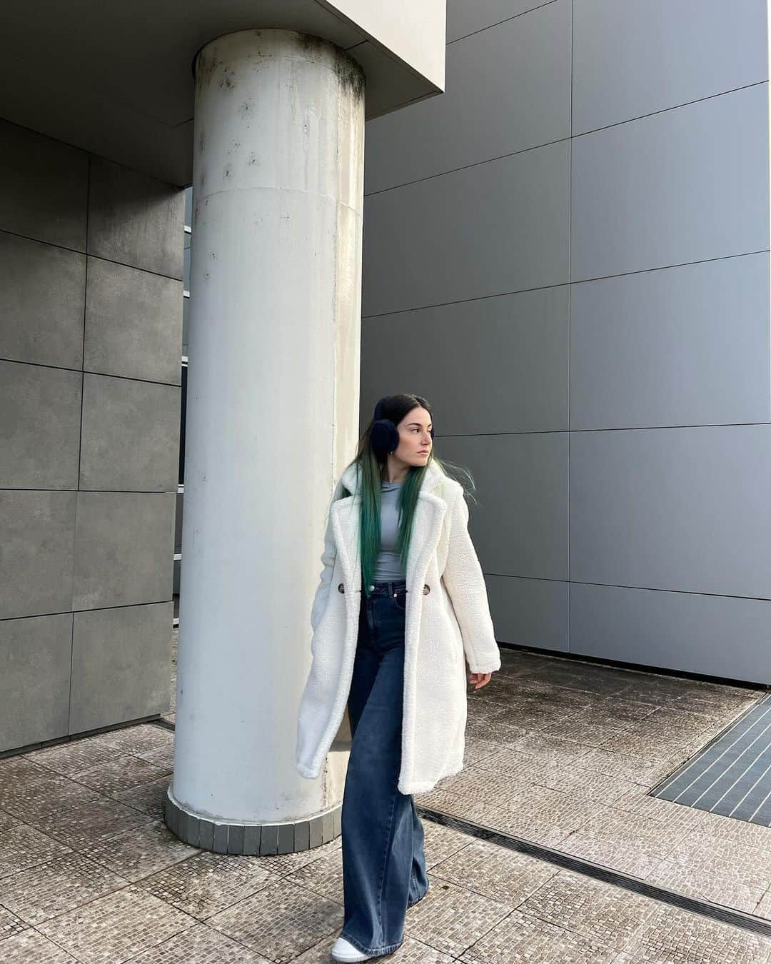 TALLY WEiJLさんのインスタグラム写真 - (TALLY WEiJLInstagram)「Temperatures have dropped to "Let me just bring my blanket with me" ☁️ Tap to shop @rosynavy's full TALLY fit✨⁠ ⁠ White Long Coat 🔎 SCOFFNAMERA-WHI006⁠ High Waist Wide Leg Jeans 🔎 SPADEWACKIE3-BLU016」11月27日 20時25分 - tally_weijl