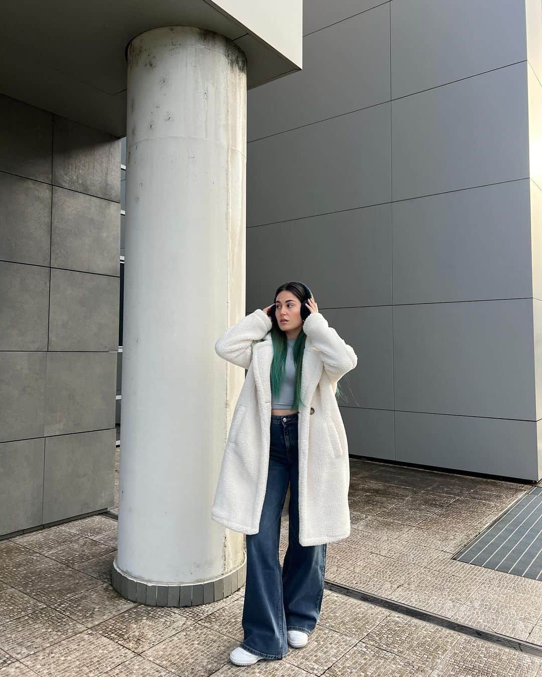 TALLY WEiJLのインスタグラム：「Temperatures have dropped to "Let me just bring my blanket with me" ☁️ Tap to shop @rosynavy's full TALLY fit✨⁠ ⁠ White Long Coat 🔎 SCOFFNAMERA-WHI006⁠ High Waist Wide Leg Jeans 🔎 SPADEWACKIE3-BLU016」