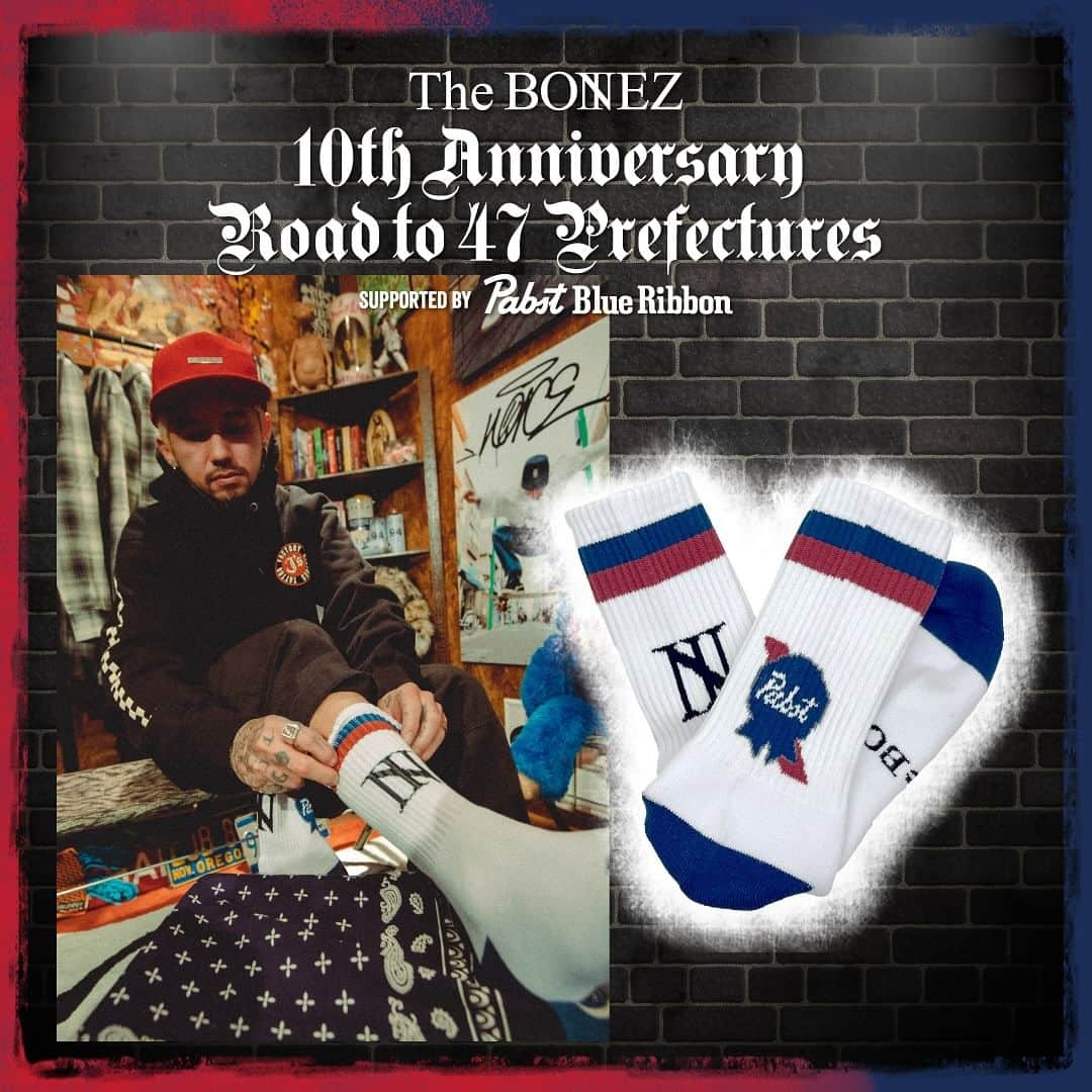 The BONEZのインスタグラム：「【Pabst Blue Ribbon × The BONEZコラボSOCKS】 ￥2,500-in tax @pabst.japan 1844年よりアメリカのストリートカルチャーを牽引するビール "Pabst Blue Ribbonとのコラボレーションソックス⚡️ 3台の編み機械を使いこなす職人による間違いない仕上がり🔥 明日からツアー会場にて限定販売‼︎ 是非、お見逃しなく！ Photo by oct osawa @vagabond_51   #thebonez #骨から気合い #pabstblueribbonjapan #pabstjapan #パブストブルーリボン」