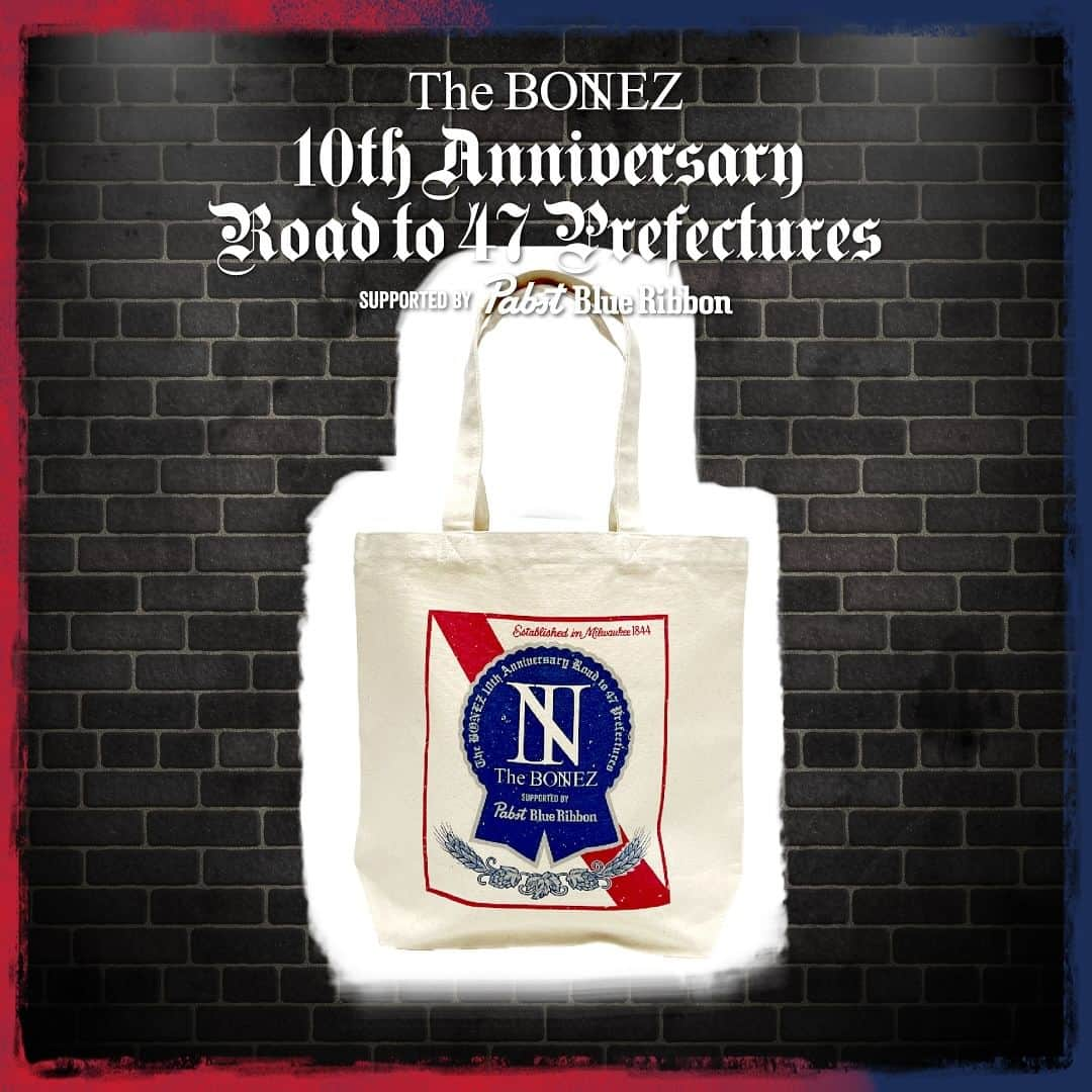 The BONEZさんのインスタグラム写真 - (The BONEZInstagram)「【"Pabst Blue Ribbon × The BONEZコラボTOTE BAG"】 ￥2,000-in tax @pabst.japan  1844年よりアメリカのストリートカルチャーを牽引するビール "Pabst Blue Ribbonとのコラボレーショントートバッグ⚡️ One and onlyなPabst Blue Ribbonとのコラボデザインによる仕上がり🔥 まさに"Always Original" 明日からツアー会場にて限定販売‼︎  是非、お見逃しなく！ #thebonez #骨から気合い #pabstblueribbonjapan #pabstjapan #パブストブルーリボン」11月27日 20時26分 - the____bonez