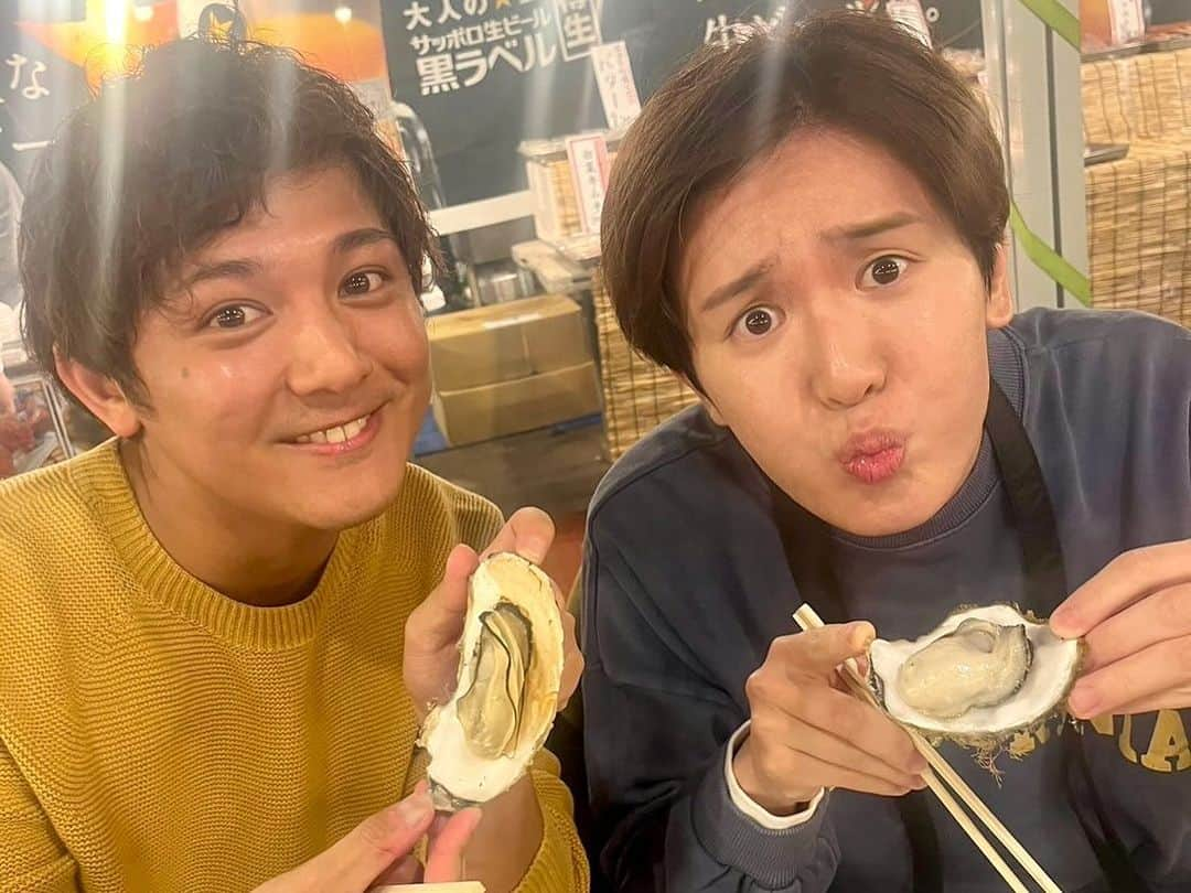 松山航大のインスタグラム：「★ 牡蠣食べてきました🦪 with 小宮山アナ&岸本気象予報士 . 先日、仕事終わりに牡蠣を食べに行ってきました🦪 プリプリでおいしかったです✨ . 冬の味覚、味わいましたか？😎 . #東北復興支援 #牡蠣 #カキ #冬の味覚 #海のミルク #グルメ #牡蠣小屋 #炭火焼 #出張牡蠣小屋牡蠣奉行 #気象予報士 #岸本慎太郎 #長野放送 #アナウンサー #小宮山瑞季 #松山航大」