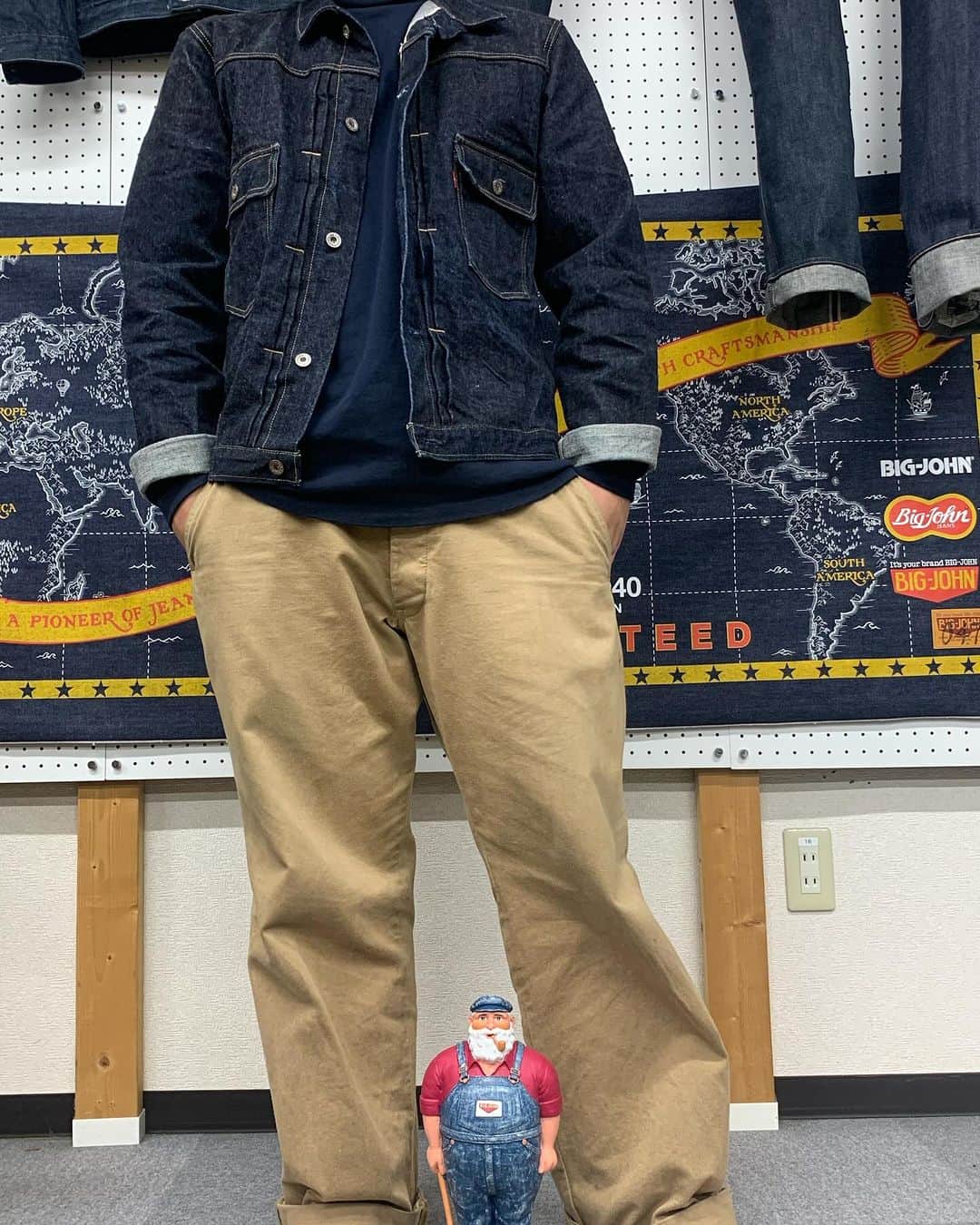 BIG JOHNのインスタグラム：「毎度です！ 本日は本社から📷by ChanNODA  17oz Heavy Gauge JACKET and エクストラチノ  好きな組み合わせの一つです。  A Pioneer in Japanese Jeans   -BIG JOHN- From KOJIMA to the world.  ◽️TOYOTA @bigjohnshop  @bigjohnjeans  ◽️A pioneer in Japanese Jeans   -BIG JOHN-    from KOJIMA to the world ◽️   TOYOTA (staff)  #BIGJOHN #bigjohn #RARE#倉敷 #KOJIMA #JEANS #jeans #okayama #denim #TOYOTA #kojimajeans#okayamadenim#japanmade#madeinjapan#original #RAREJEANS  #育てる #ビッグジョン #児島　#ジーンズストリート  #岡山県　#365daysoffade #瀬戸大橋　#indigoinvitational 　#最高の色落ち　#坂本藍聖　#XXXXEXTRA  #姫路　#レザー　#ベルト」