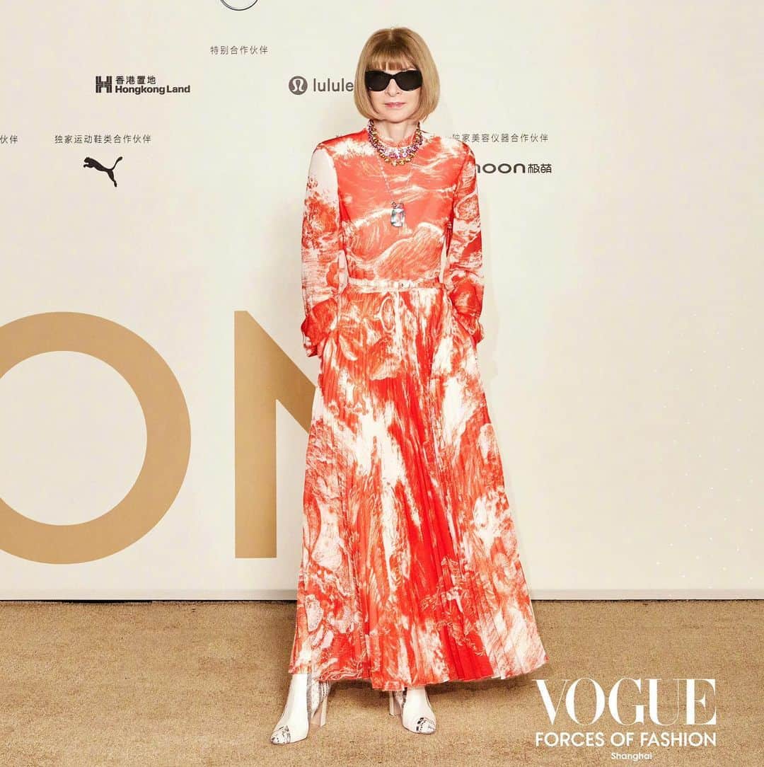 ジェイソンウーのインスタグラム：「Anna Wintour in custom #JasonWuCollection for the inaugural #ForcesOfFashion in Shanghai @voguemagazine @voguechina #AnnaWintour」