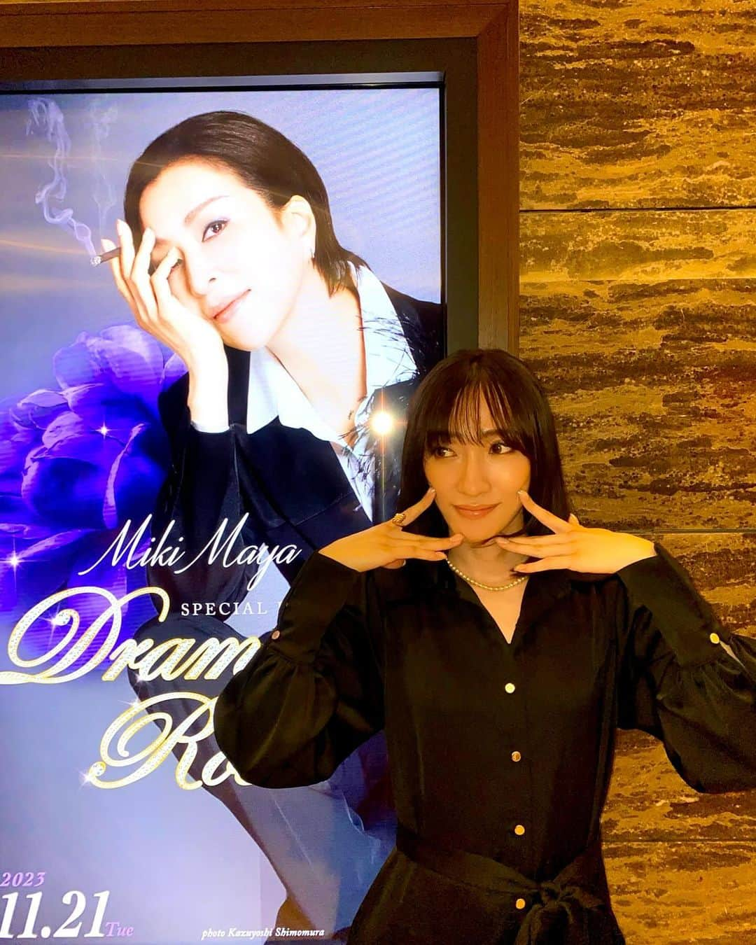 ゆしんさんのインスタグラム写真 - (ゆしんInstagram)「． 「Miki Maya Special Dinner Show Dramatic Rose」 羞花閉月。時を重ねる素晴らしさ。愛のカタチは無限。 夢のような時間でした。益々好きが止まりませんの！ @mikimayaofficial  ゲストには友人のくらまちゃん。 ステージに立つ彼女はかっこよくて可愛くて。 流石エンターテイナー美しき！！ プライベートのお茶目っぷりとは大違いっっでした笑 @kurama_sao  そんなくらまちゃんが時間をかけて作った @eclairage.official のワンピースを当日着用して会場に🤍 お披露目会の時に一目惚れして以来、プライベートもお仕事でも愛用しているお気に入り。華やかな場所はもちろん、合わせ次第でかっこよくも可愛くも着こなせる１着持っていると自分を輝かせてくれる光を纏うワンピースとはこのこと。これからも長く大切に着ようって思います。是非チェックしてみて下さい☺️  #真矢みき #沙央くらま #Eclairage #エクレラージュ」11月27日 20時33分 - yushin0725