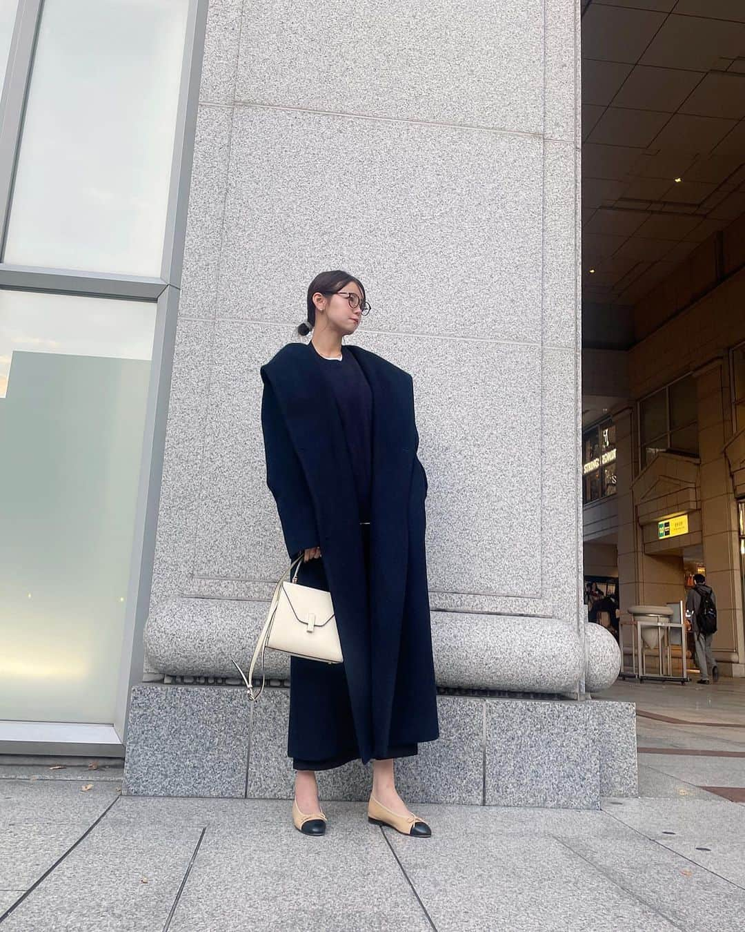 井口綾子のインスタグラム：「最近ネイビーがマイブーム🤍🌎」