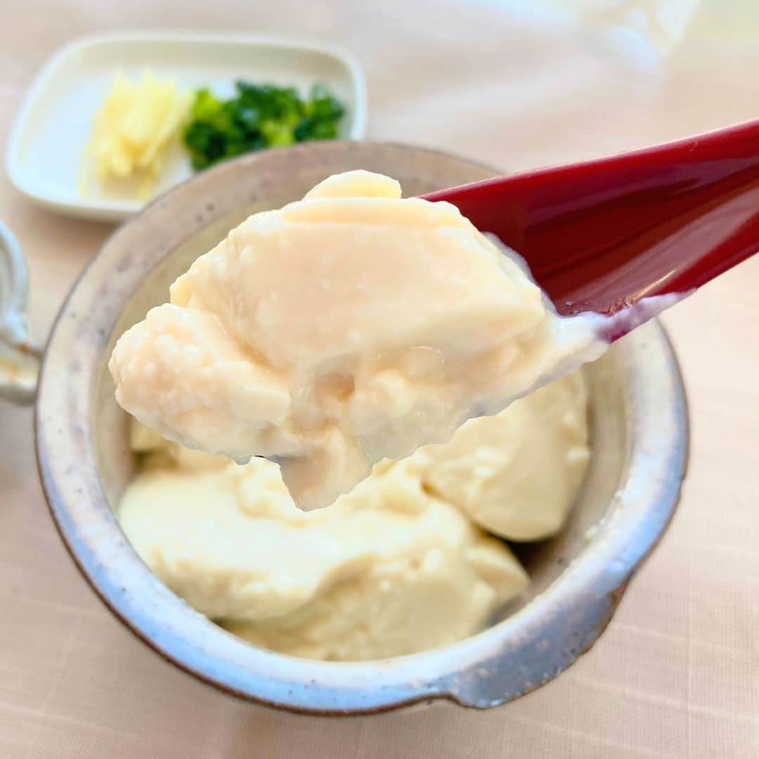 日本全国お取り寄せ手帖WEBのインスタグラム：「豆乳の濃さが違う！クリーミーさが自慢のごちそう豆腐「シルクダモンデプレミアム」  @tsujitofuten4112  「本当に豆乳だけでできているの？」。一口食べて思わず呟いてしまうほどクリーミーなお豆腐。それが、三代目辻豆腐店の「シルクダモンデプレミアム」です。地元愛知で月に数千個を売る大ヒット商品の噂を、編集長・アッキーが聞きつけました。ヒットの秘密を、3代目社長のご子息であり、役員の辻稜一朗氏にお伺いします。 ※詳しくはプロフィール欄のURLから  #お取り寄せ　#お取り寄せ手帖　#通販　#お取り寄せギフト #通販グルメ　#お取り寄せグルメ　#おうち時間　#おうちごはん #愛知グルメ　#三代目辻豆腐店　#豆腐　#シルクダモンデプレミアム」