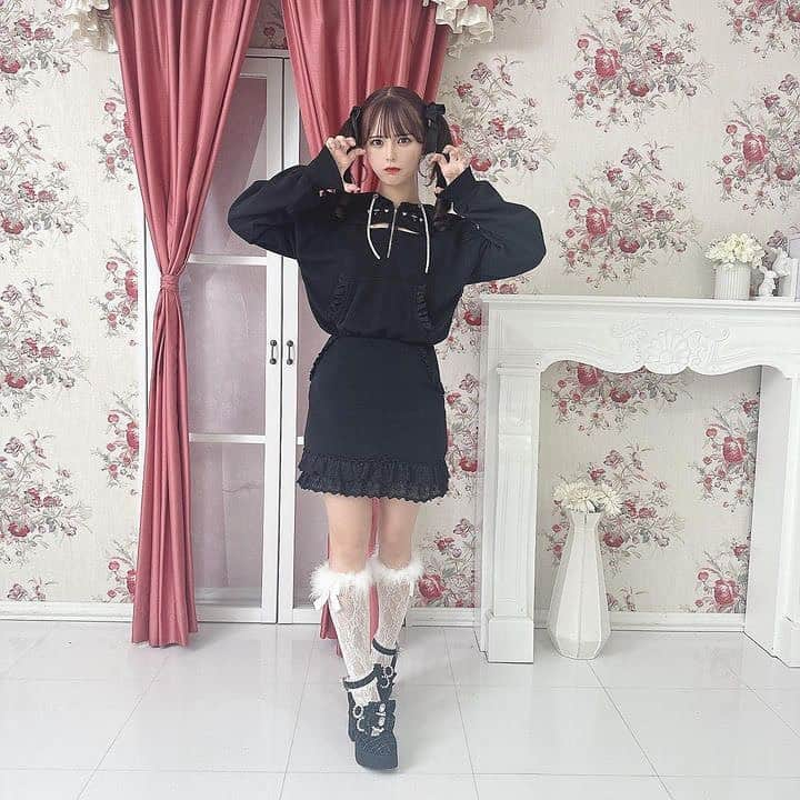 Ank Rougeさんのインスタグラム写真 - (Ank RougeInstagram)「【press】  ♡Ank Rouge 2023 AW collection vol.6♡ 【 Diner♡Girl 】  オフショットを公開🎀  model▶︎ 桜井ひかるちゃん @hikarunroll_   12月1日 12時〜 公式通販サイトAilandにて公開✨  #桜井ひかる ちゃん #ankrouge」11月27日 20時30分 - ankrouge_official