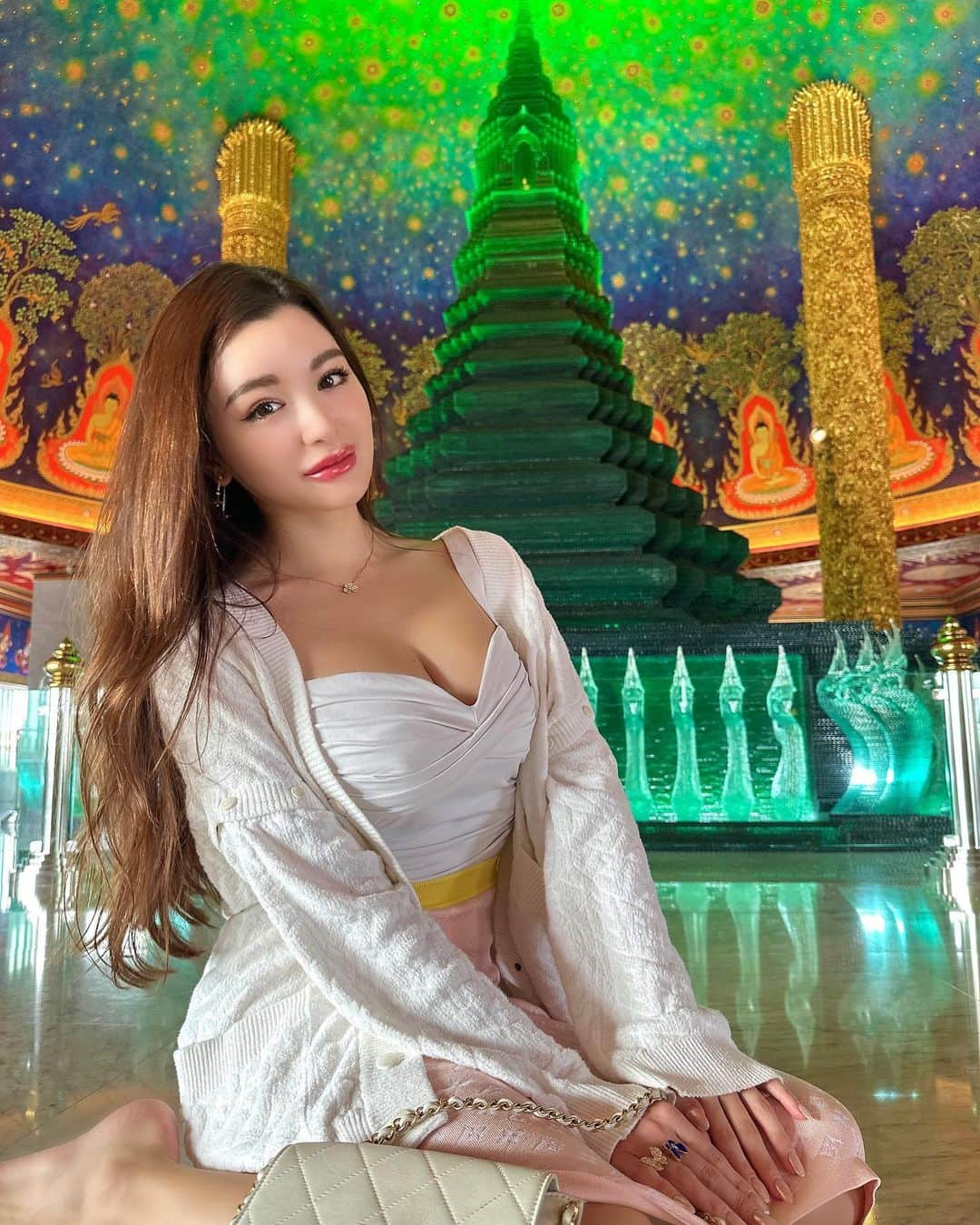 AMI（アミ）のインスタグラム：「went to wat paknam 😌🙏 the emerald buddha room was so pretty 💚  通くて中々行けなかったワットパクナムにやっと行ってきたぁ☺️  エメラルドブッダの部屋がめちゃくちゃ綺麗だったぁ〜🥺💚  #ワットパクナム #タイ #バンコク #タイ旅行 #バンコク観光 #ハーフ #thailandgram #watpaknam #bangkok #halfjapanese #emeraldbuddha」