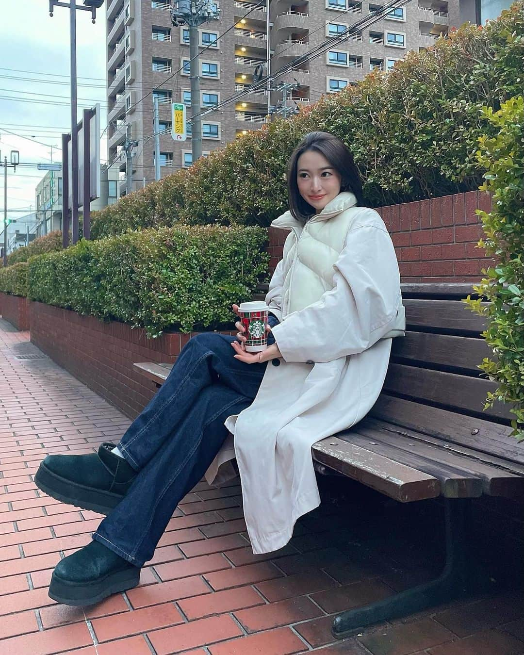 celia_azumaさんのインスタグラム写真 - (celia_azumaInstagram)「🧸🎄🇮🇹🍝  @zona_italia_morioka でランチした日🫶🏻🎀 スタッフの方々相変わらず親切で丁寧でした😭🫶🏻✨ パスタも、大好きなガーリックバケット🥖も とっても美味しかったです🥹💕ご馳走様でした😌  可愛いアウターは１階のPICCHUの🥹🫶🏻 ダウンベストとセットなのが可愛い🎄✨  #zonaitaliamorioka #zonaitaliana #zonaitaliana  #typ #fff #lunchtime #lunch #followforfollowback  #foodporn #fashion #family #fun #fashionblogger #ゾーナイタリア盛岡 #ゾーナイタリア盛岡店  #ゾーナイタリア #岩手県 #盛岡市 #岩手県盛岡市  #ランチ #パスタ #イタリアン #ランチデート #デート」11月27日 20時34分 - ms__celia