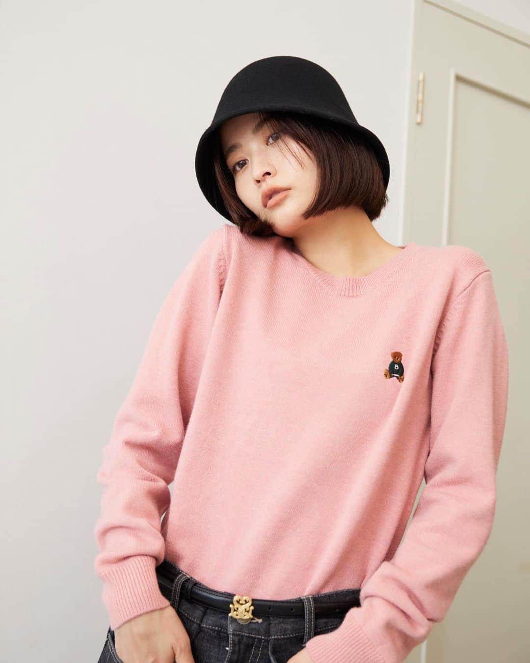 のインスタグラム：「.  SNIDEL/BEARPAW 愛らしいベアが冬のSNIDELに登場  アメリカ発のブーツブランドBEARPAWとSNIDELの初となるコラボレーション。  中でもアパレルでのコラボレーションは SNIDELが日本発🇯🇵✨  #刺繍ニットプルオーバー【BEARPAW】 ￥16,830 カラー:WHT,DGRY,GRN,PNK サイズ:FREE 店頭入荷:12.18(Mon)予定  #コラボモカシン【BEARPAW】 ￥16,830円 カラー：BEG,BLK サイズ：S,M,L 店頭入荷:11.30(Thu)予定  SNOW MAGIC HOLIDAY🎄✨  HOLIDAY LIMITED SHOPPER,NOVELTYをプレゼント✨  ＜LIMITED SHOPPER＞  全国の店舗でお買い上げのお客様に ホリデー限定ショッパーをプレゼントいたします🛍♡  S、M、Lサイズをご用意しております。  ＜LIMITED NOVELTY＞  33,000(税込)をお買い上げお客様に ホリデー限定ノベルティをプレゼント🎁✨  ■ホリデー限定ヘアピン PNK,LAVの2色からお選びいただけます。  ※なくなり次第終了となります。 店舗限定のため、オンラインでの購入は対象外です。  #23WinterSNIDEL #SNIDEL#スナイデル#winter @marshmallow_presscat @snidel_home_official @snidelbeauty @usagionline」