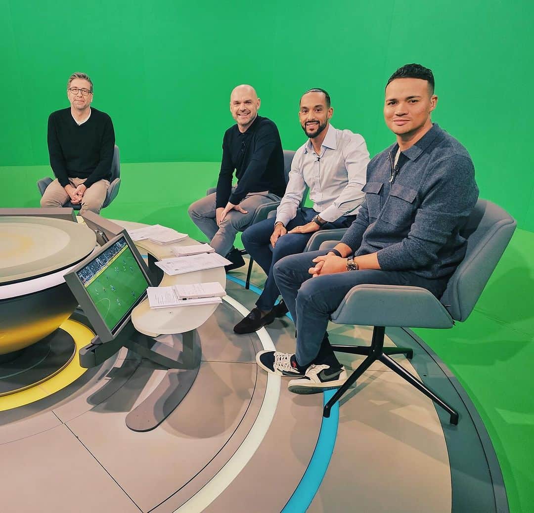 セオ・ウォルコットのインスタグラム：「Happy to have made my debut on #MOTD2 @bbcfootball - great company 🙏🏽」