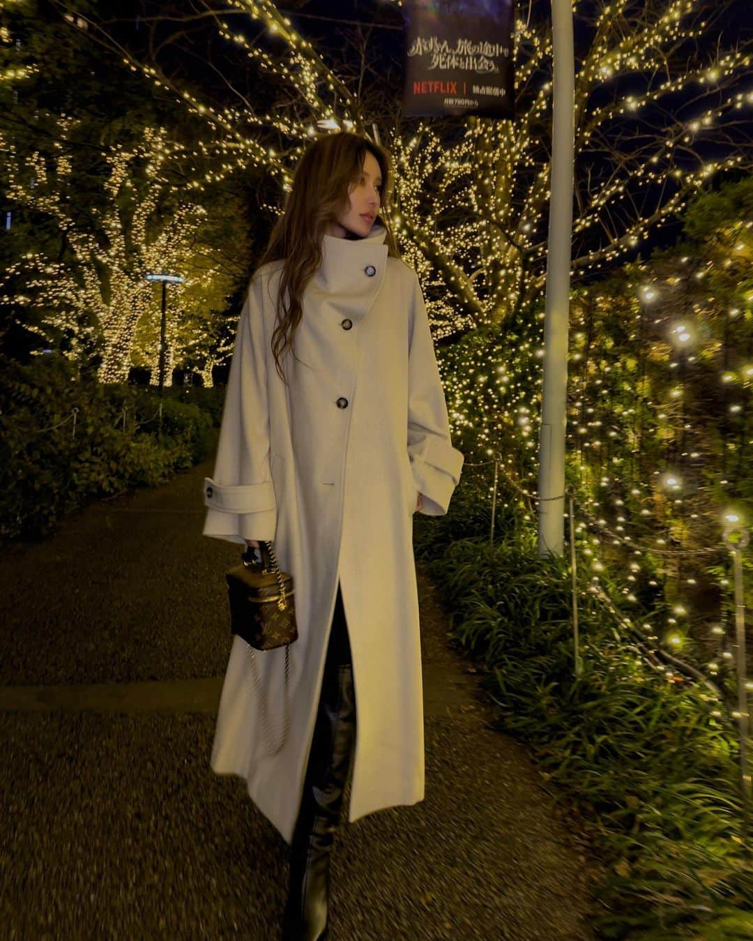 Azuさんのインスタグラム写真 - (AzuInstagram)「イルミネーション綺麗だった🎄💕 あっという間にもうすぐクリスマスなんだね〜☺️ 皆んなはクリスマスはどんなお洋服着ていくのかな🎄？ デートとかだったら私はロングコート着たいかも🥰🎁  #ファッション#コーデ#コーディネート#glamlips#glamlipsshop #グラムリップス#ロングコート#イルミネーション#ロングブーツコーデ」11月27日 20時36分 - azu.aaatan