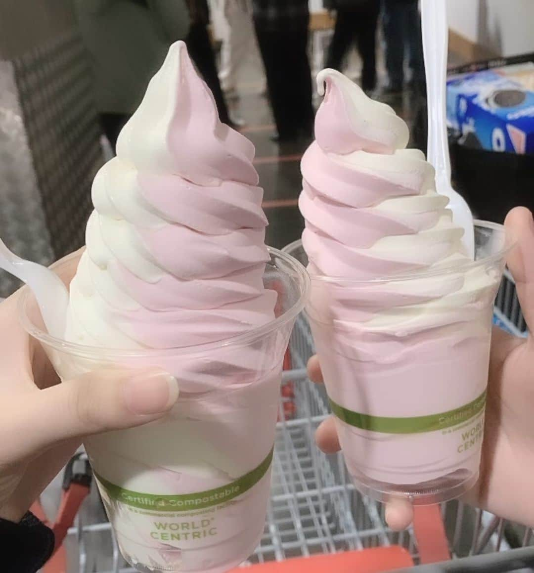 佐藤楓恋さんのインスタグラム写真 - (佐藤楓恋Instagram)「🍦<3 初めてコストコのアイス食べた〜︎！ 大きくて迫力すごかった🥹   #コストコ  #アイス  #アイスクリーム  #icecream  #いちご  #ストロベリー  #🍓 #jk #sjk #高校生 #高2 #タレント #モデル #佐藤楓恋 #fyp #06」11月27日 20時37分 - karen_sato_renren